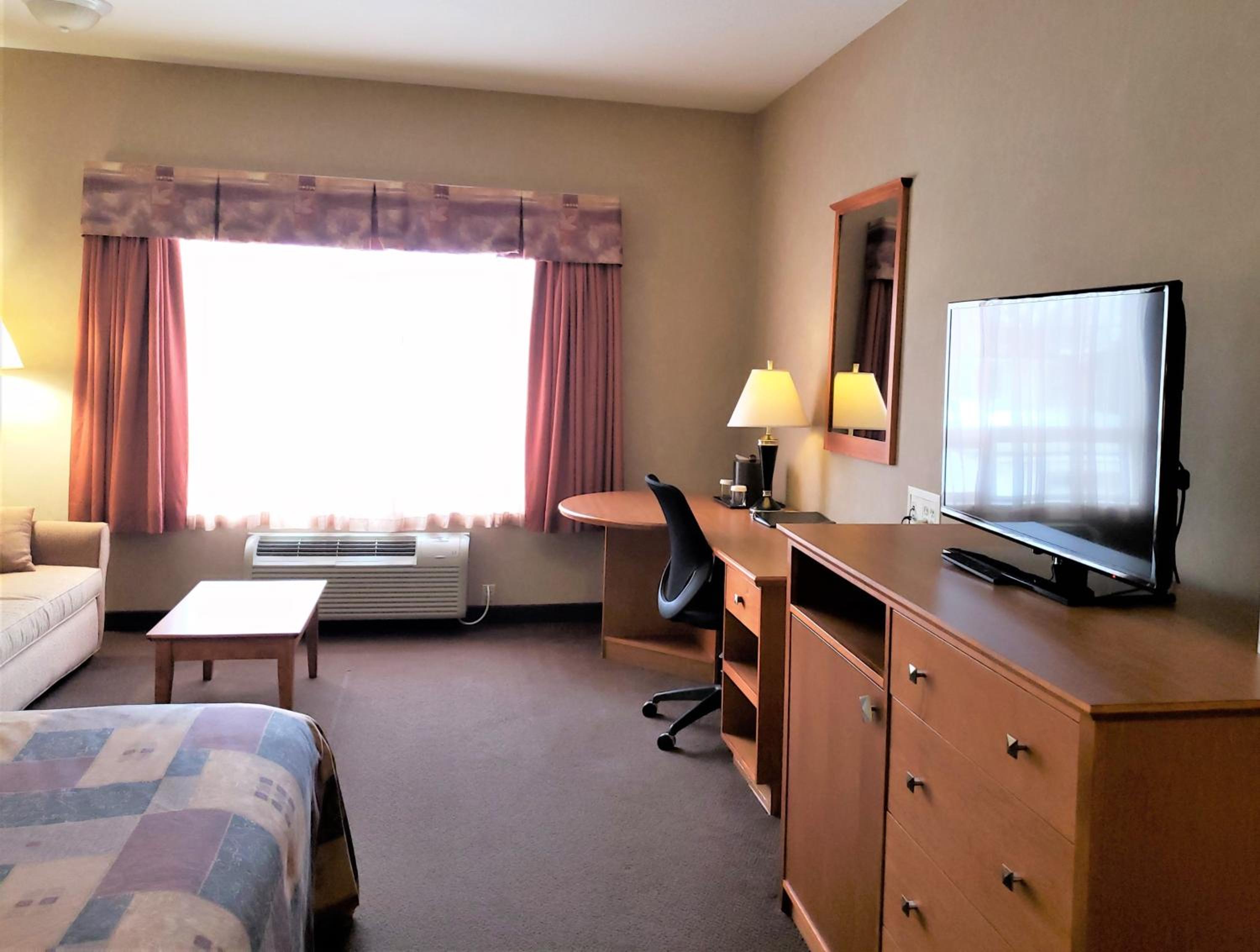 Deluxe King Room with Hide a Bed photo 1