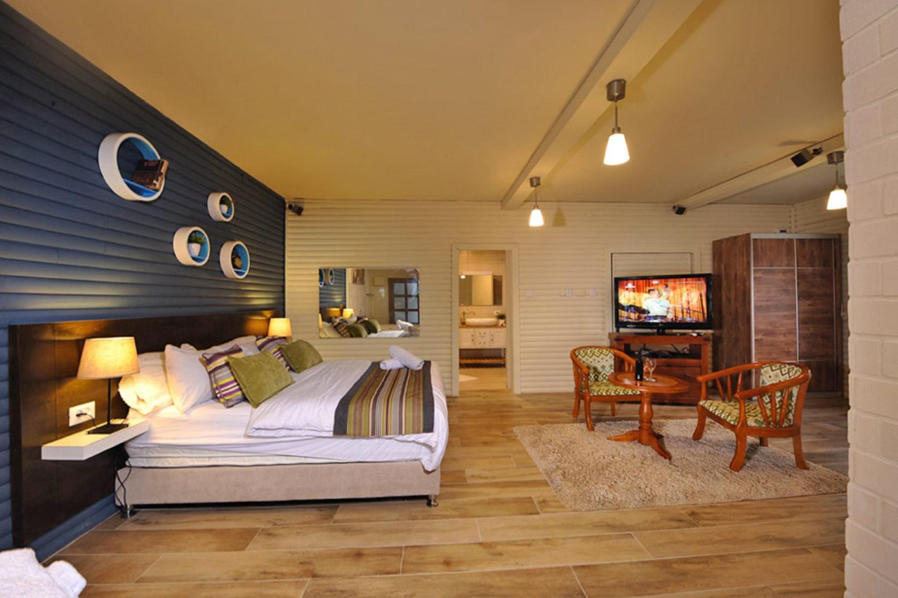Suite with Hot Tub photo 2