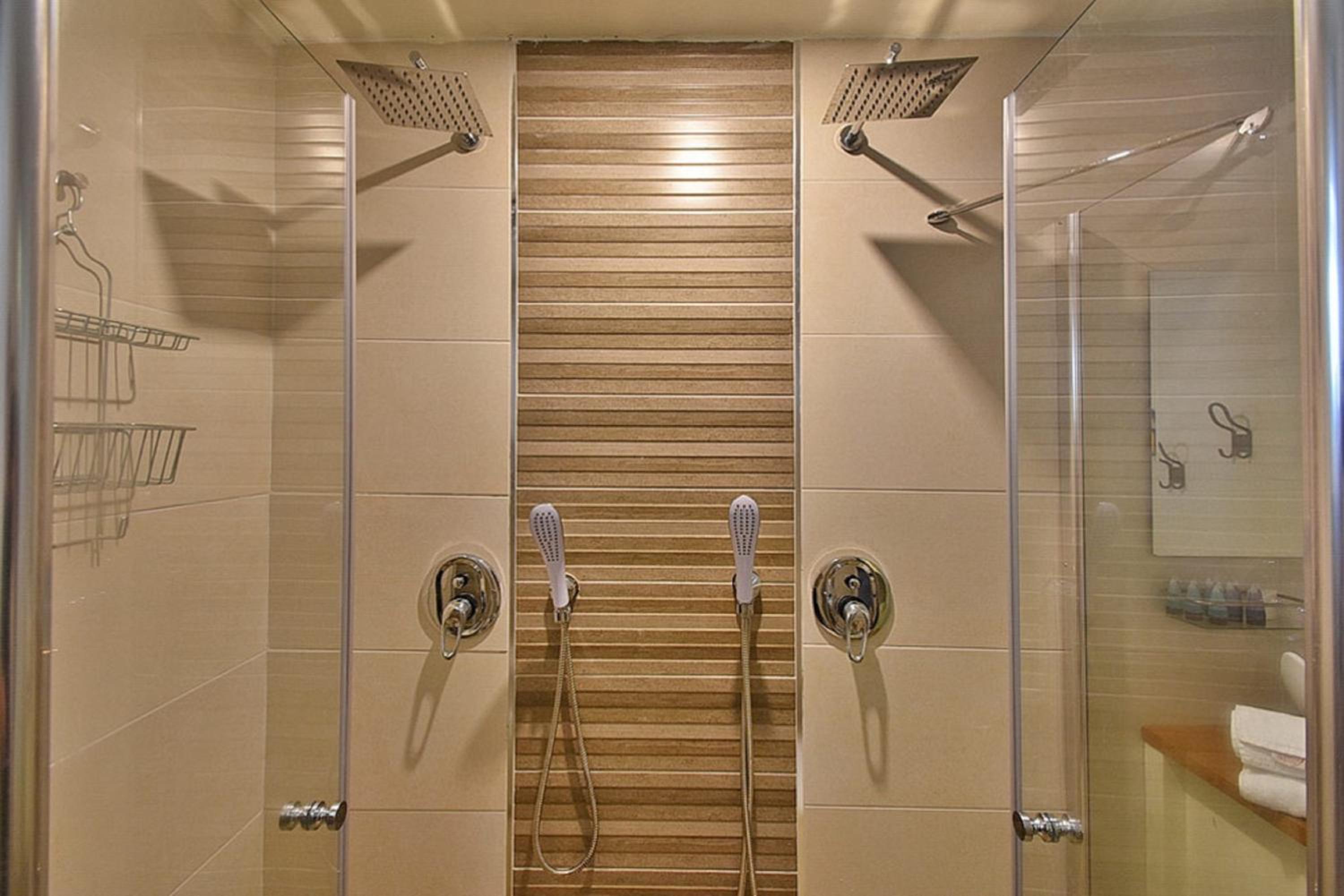 Deluxe Suite with Spa Bath photo 2