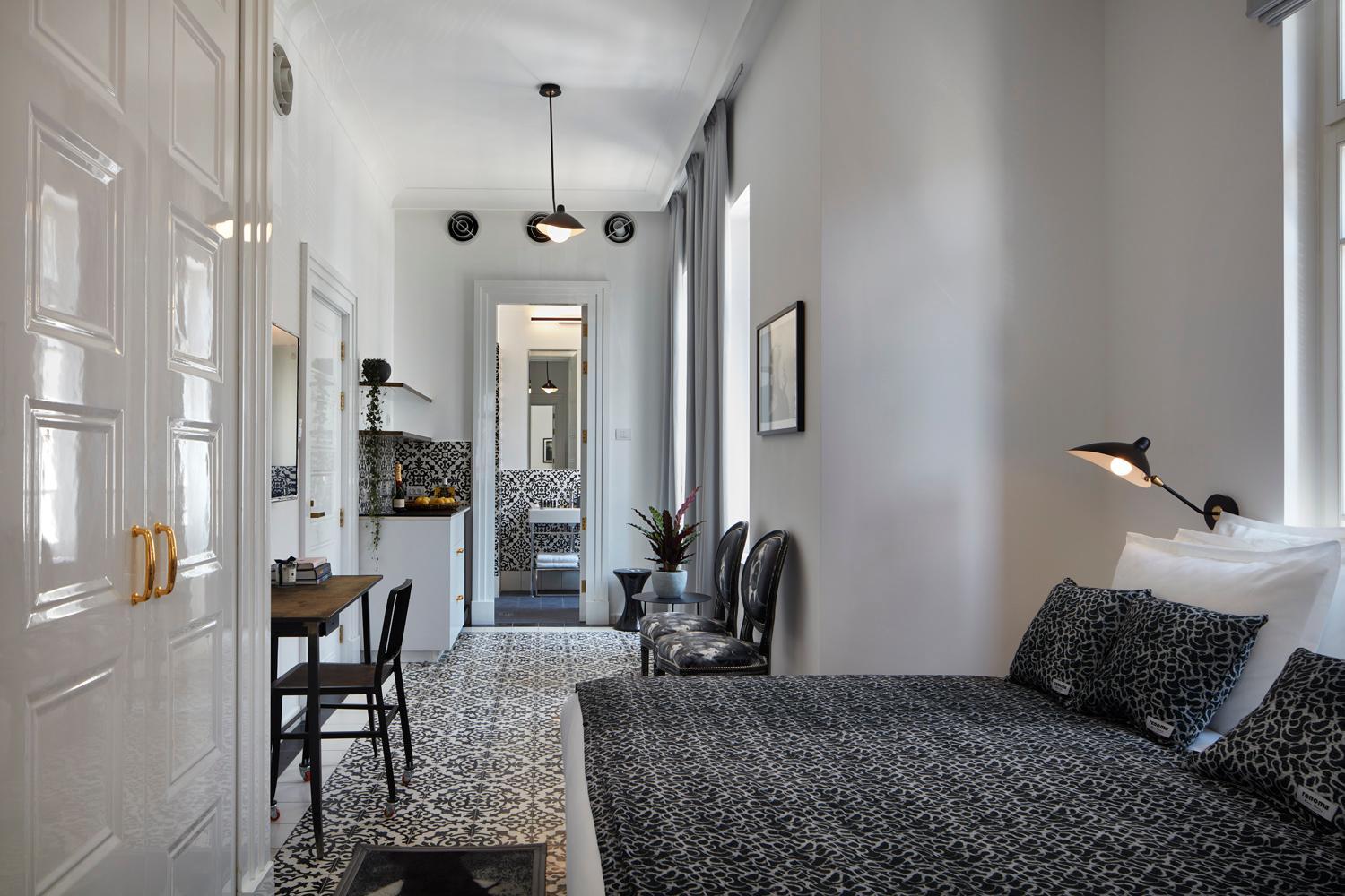 King Room with Balcony - Photo 4