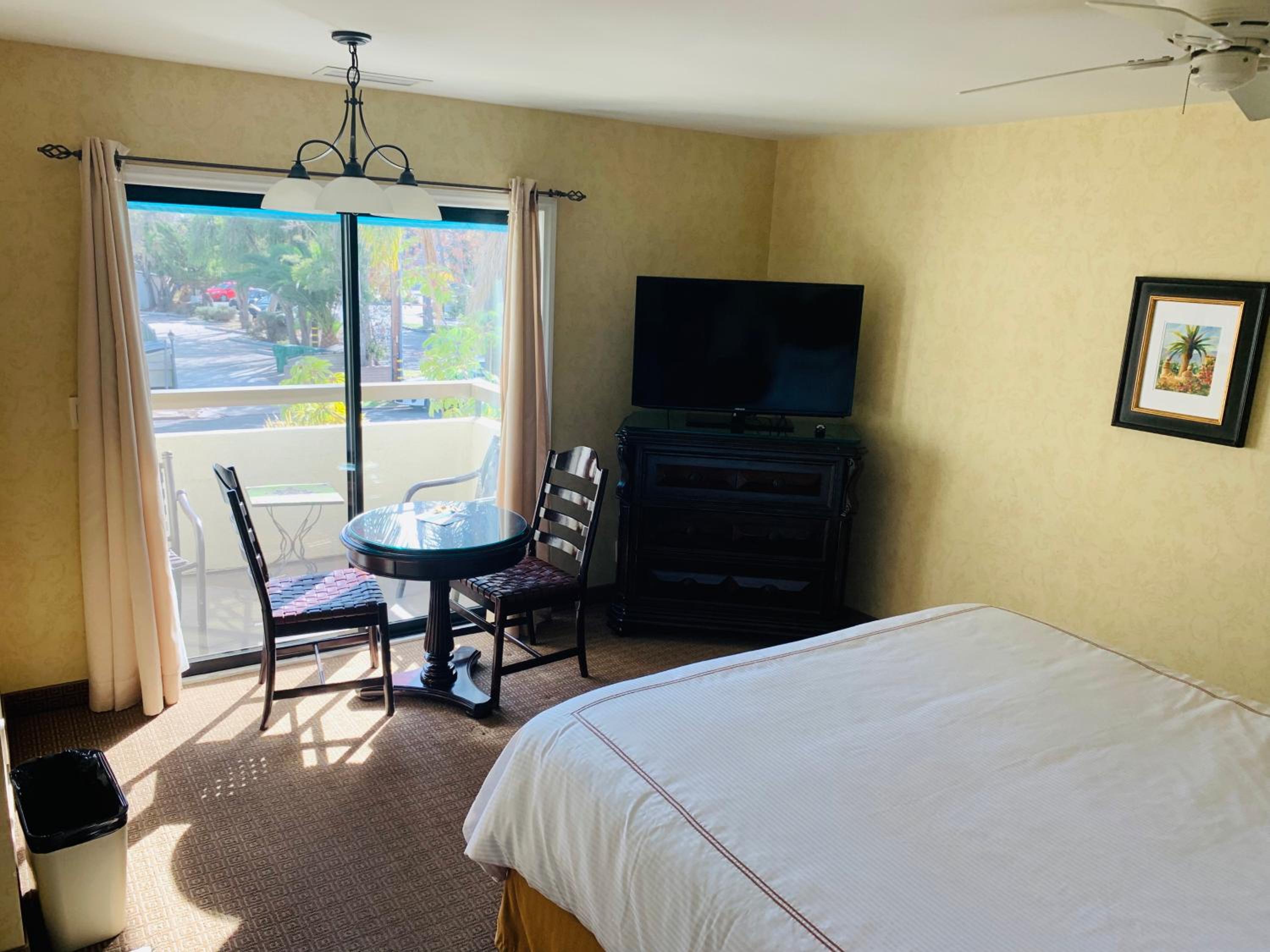 Deluxe King Balcony - 2nd Floor, Stair Access Only photo 1