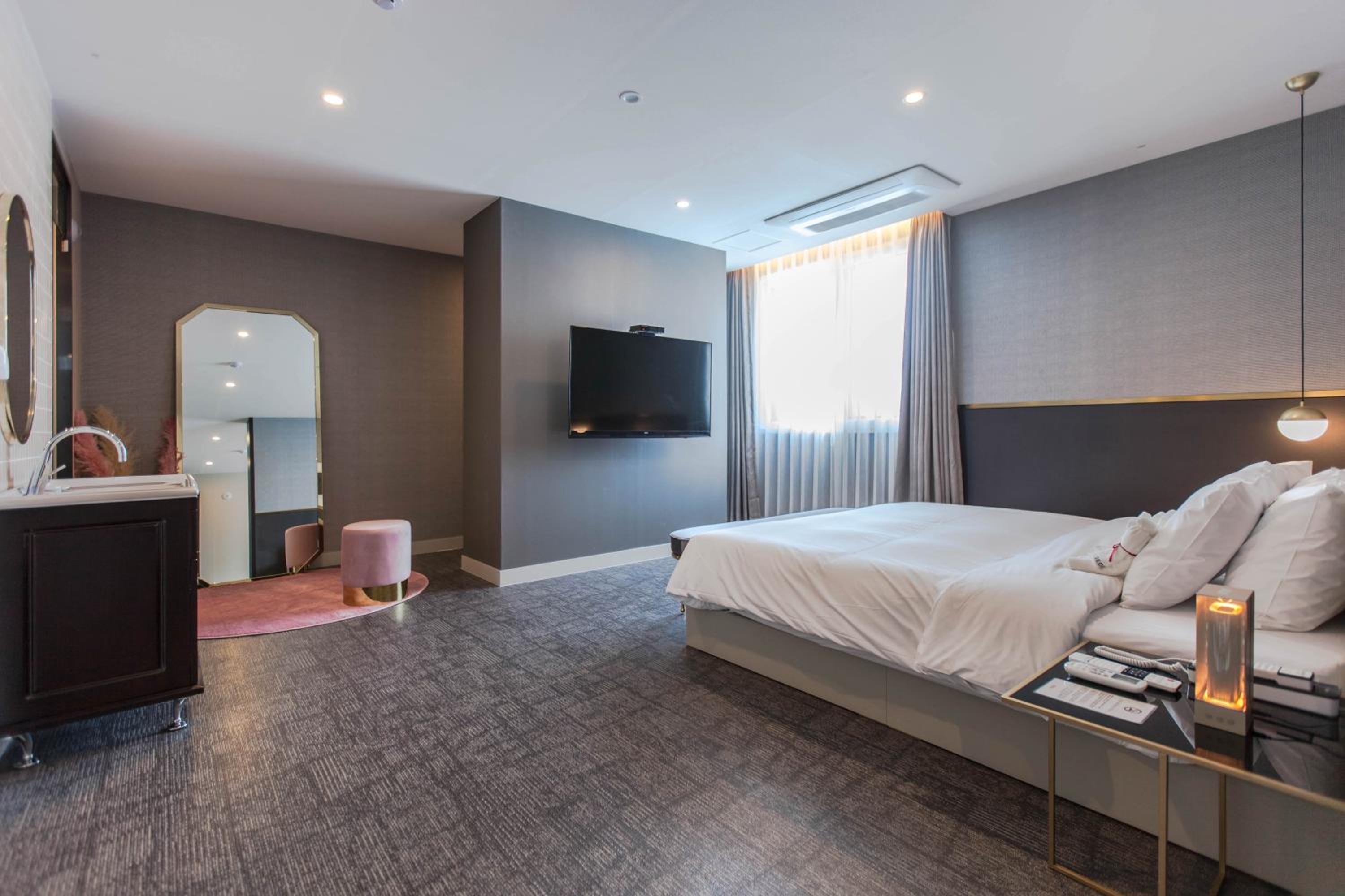 Suite - Photo 1