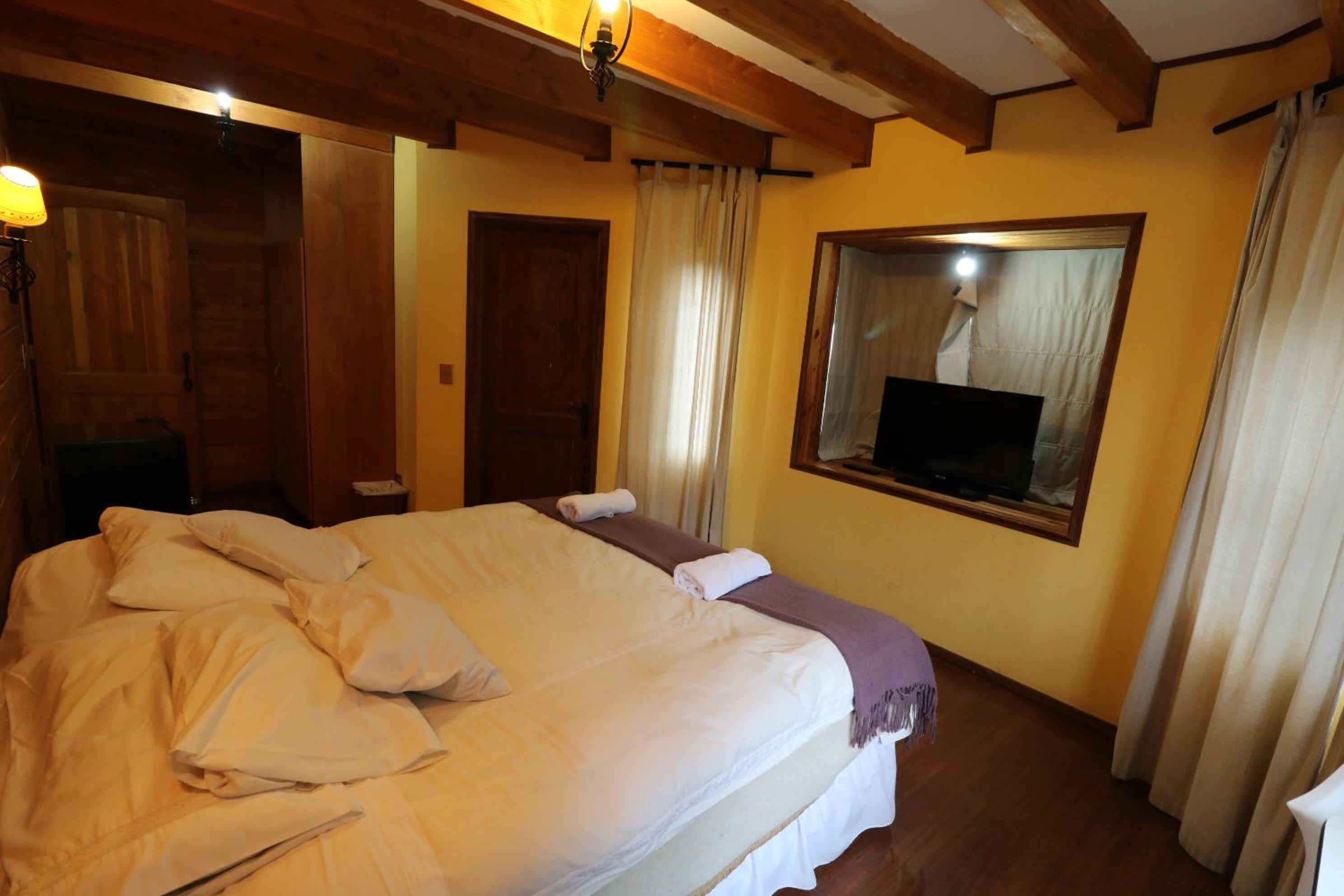 Deluxe King Suite photo 1