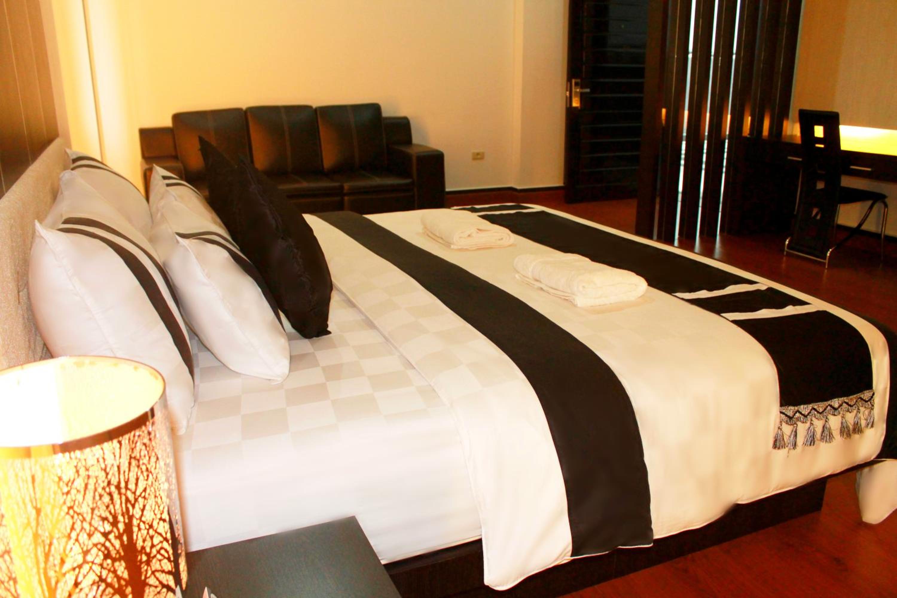 Executive Suite - Photo 9