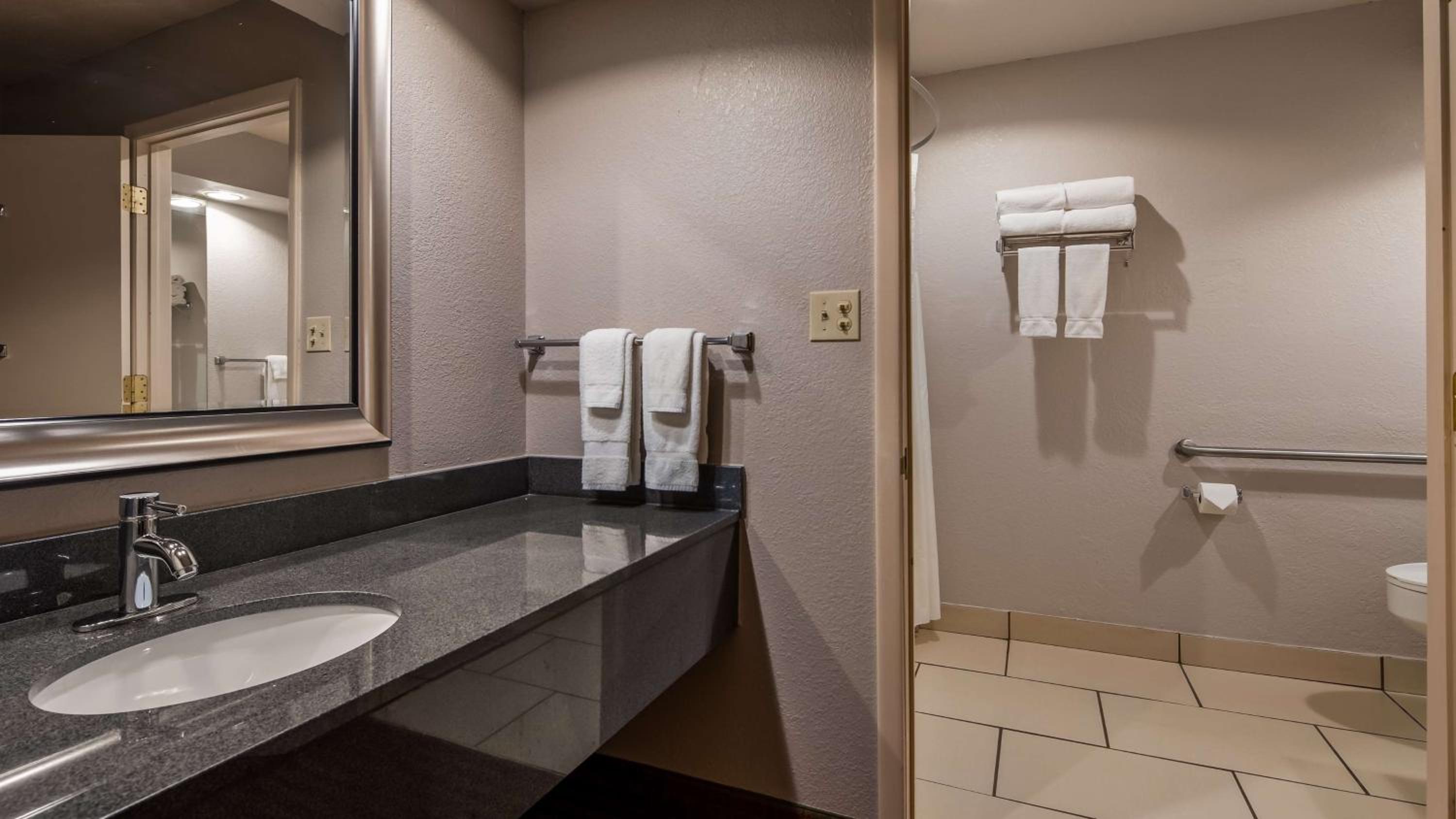 King Room with Bath Tub - Mobility Access Room/Non-Smoking - Photo 4