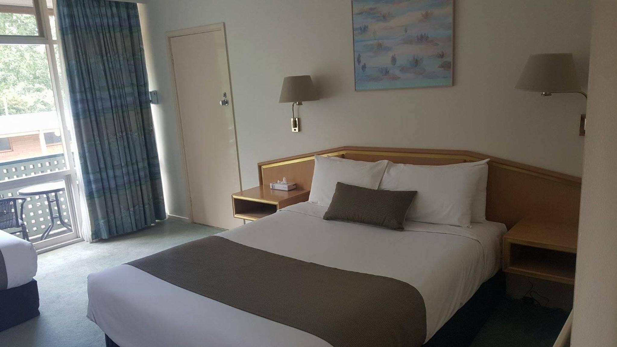 Deluxe Queen Room with Balcony - Non-Smoking - Photo 1
