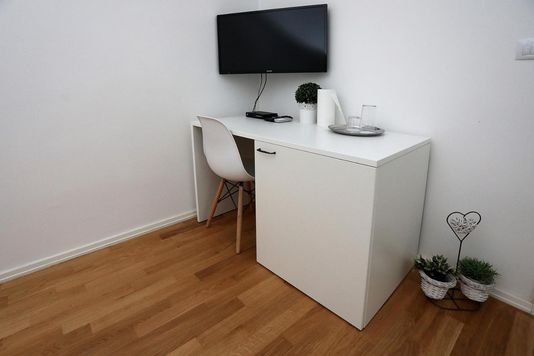 Single Room with Bathroom photo 3