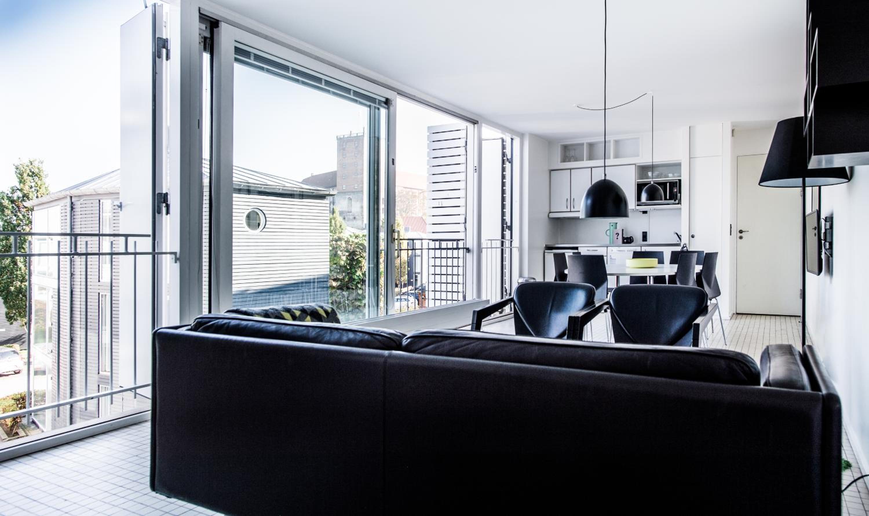 Two-Bedroom Apartment with Courtyard View - Photo 9