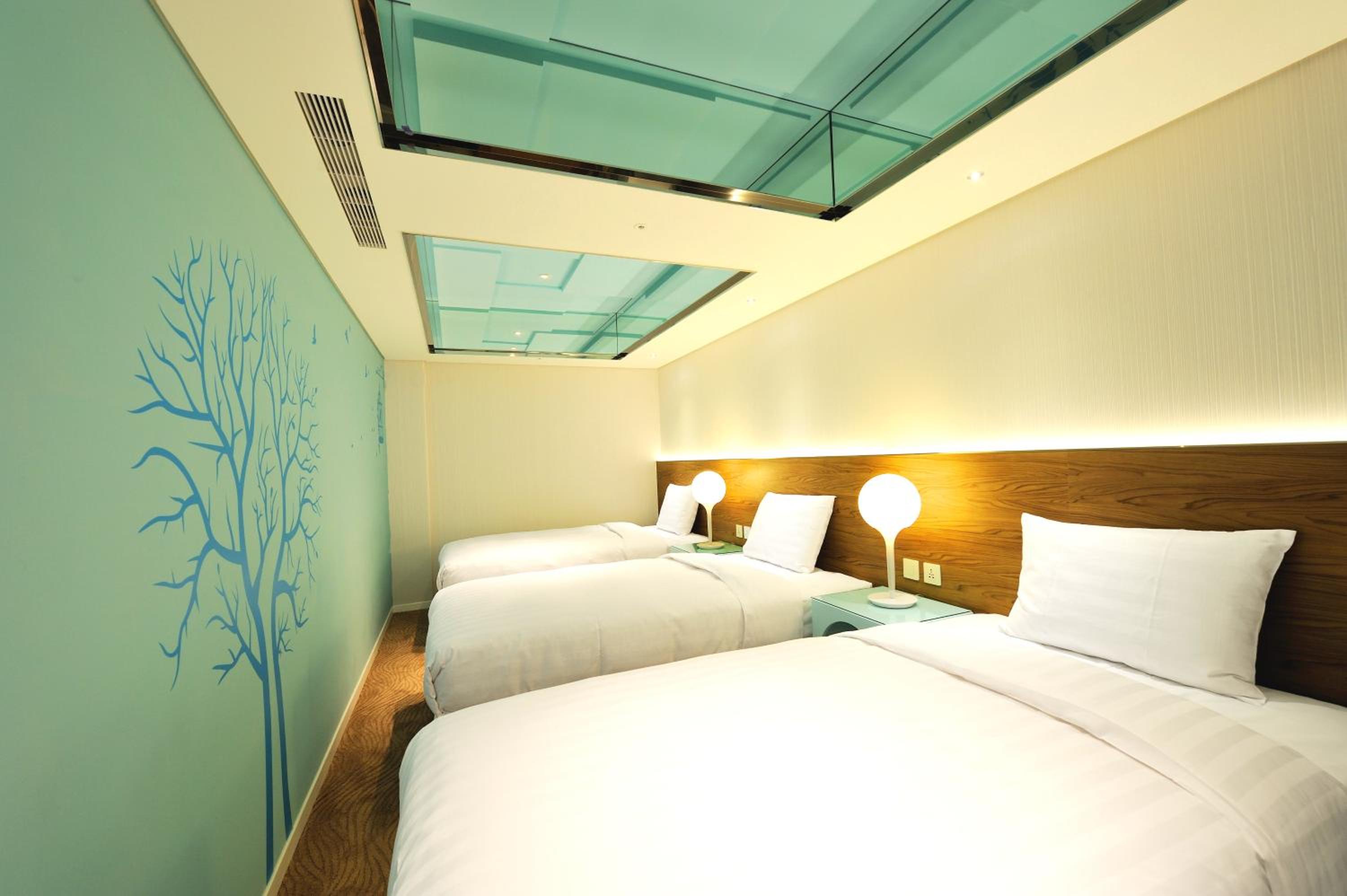 Deluxe Triple Room 3 single beds - No window