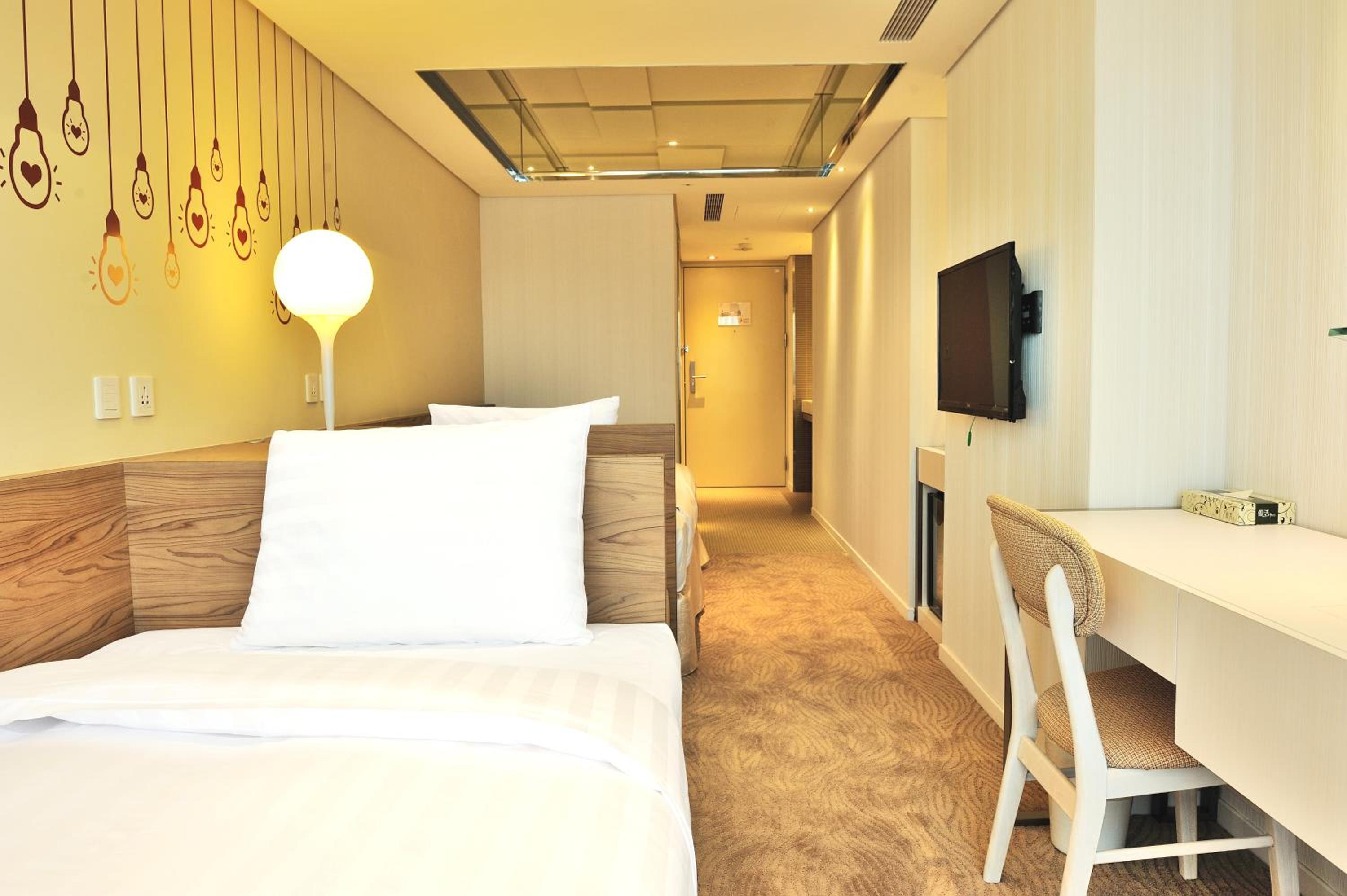 Superior Twin Room with City View photo 2