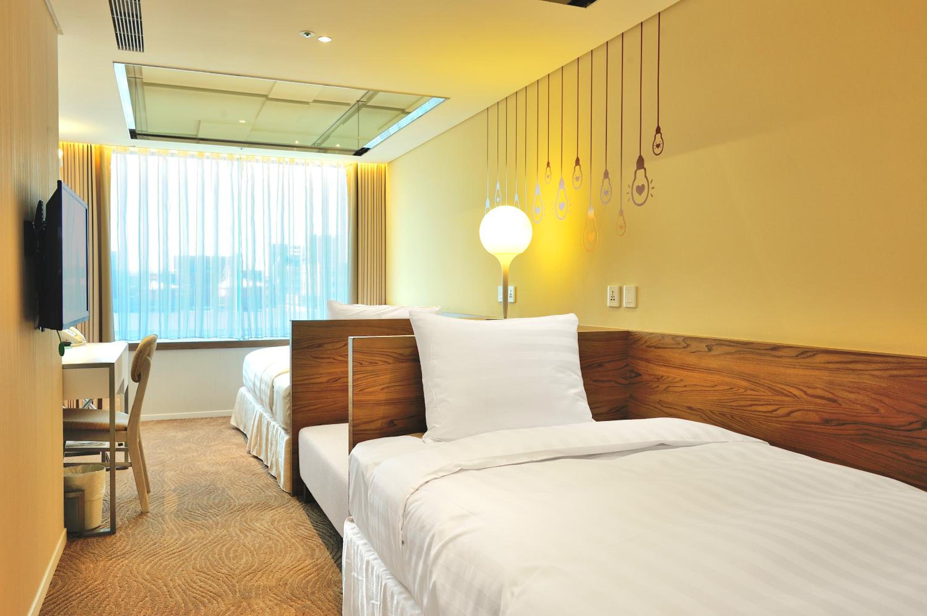 Superior Twin Room with City View photo 3