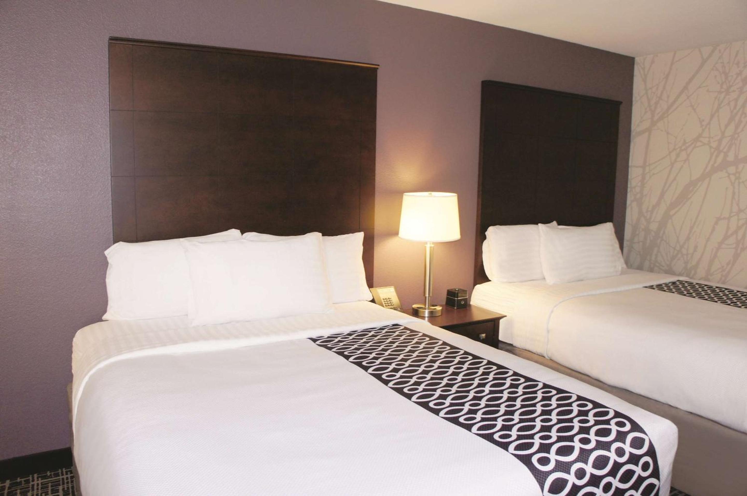 Queen Room with Two Queen Beds photo 3