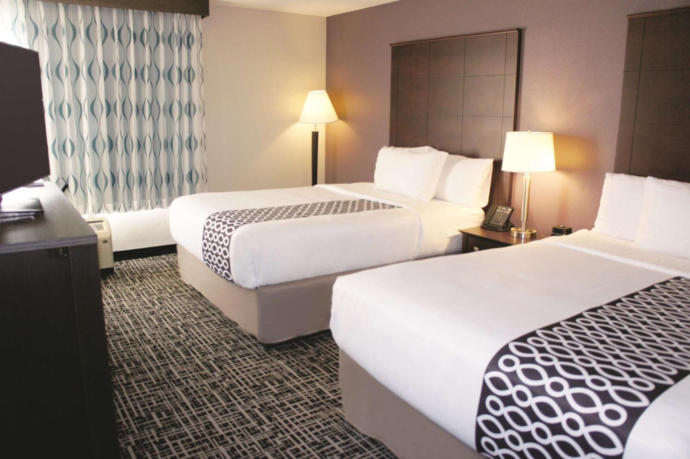 Queen Room with Two Queen Beds photo 2