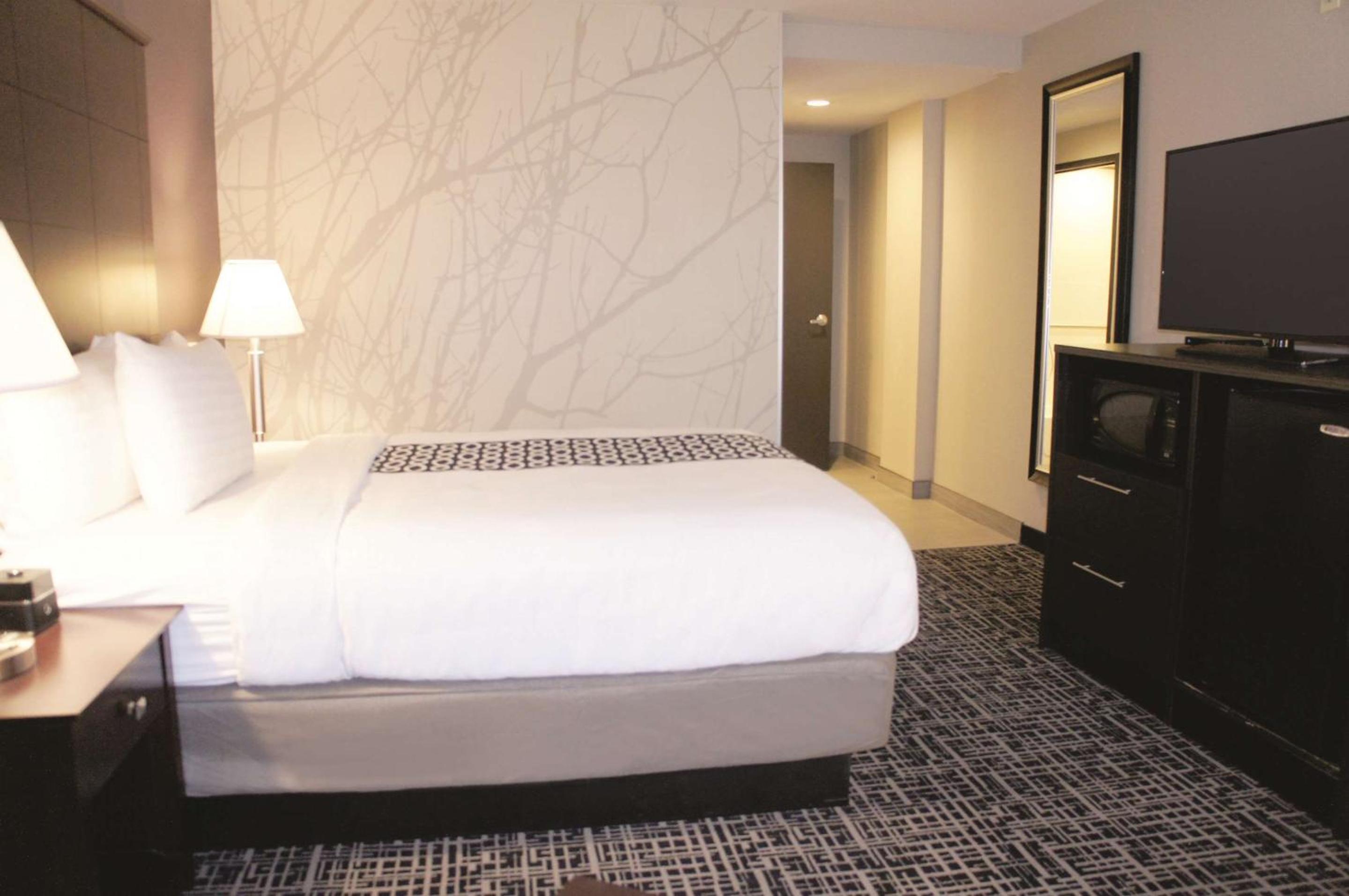 Queen Room photo 2