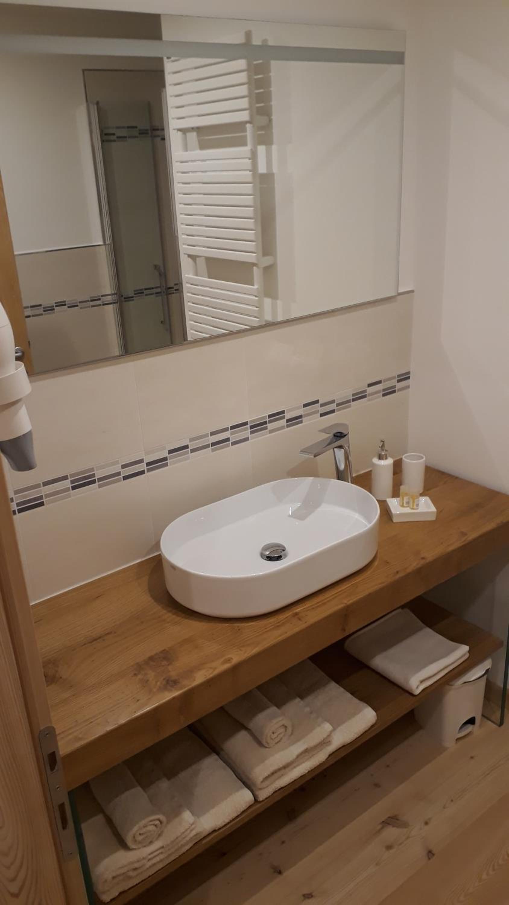 Double Room with Private Bathroom - Photo 2