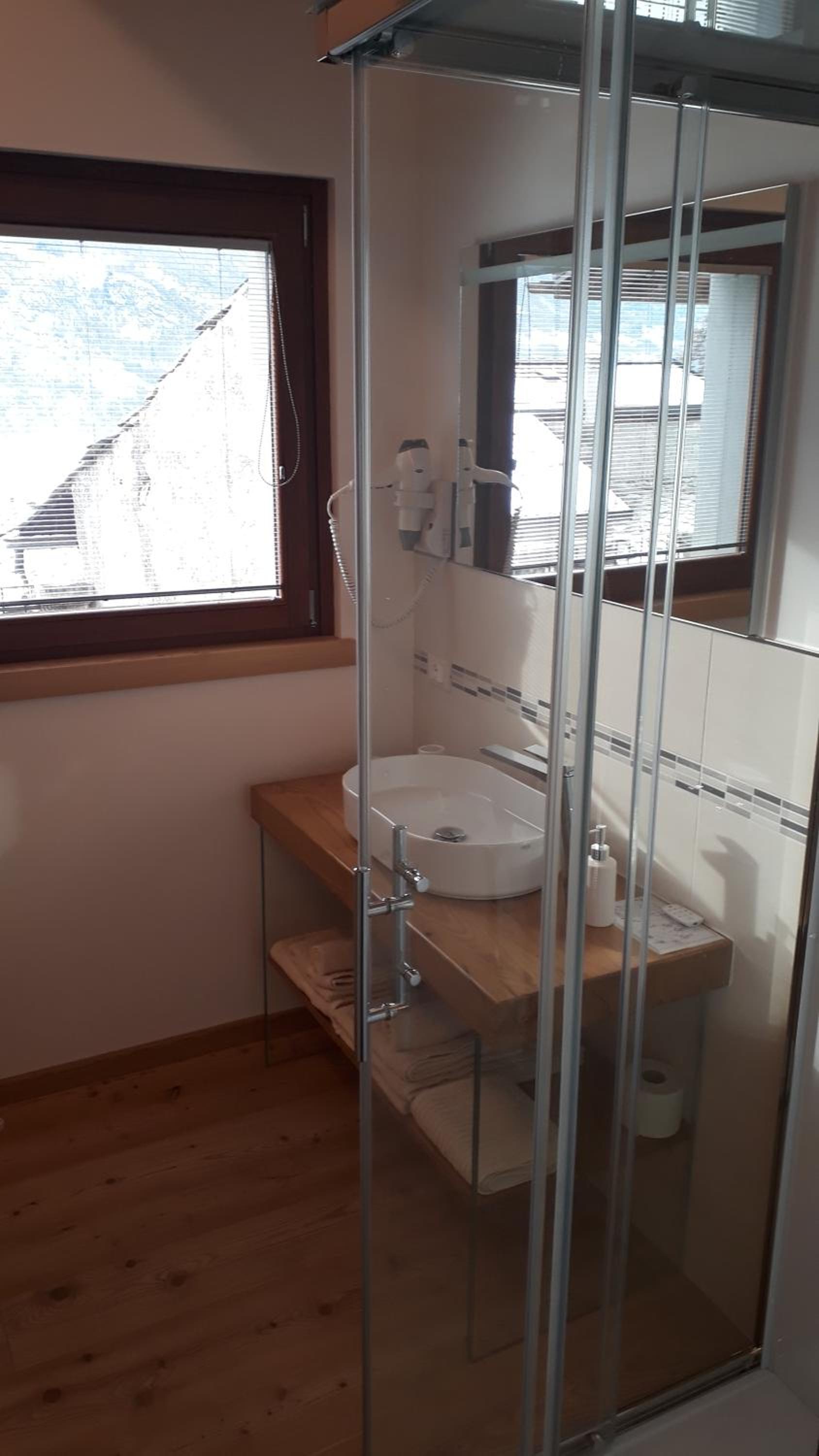 Double or Twin Room with Private Bathroom - Photo 2