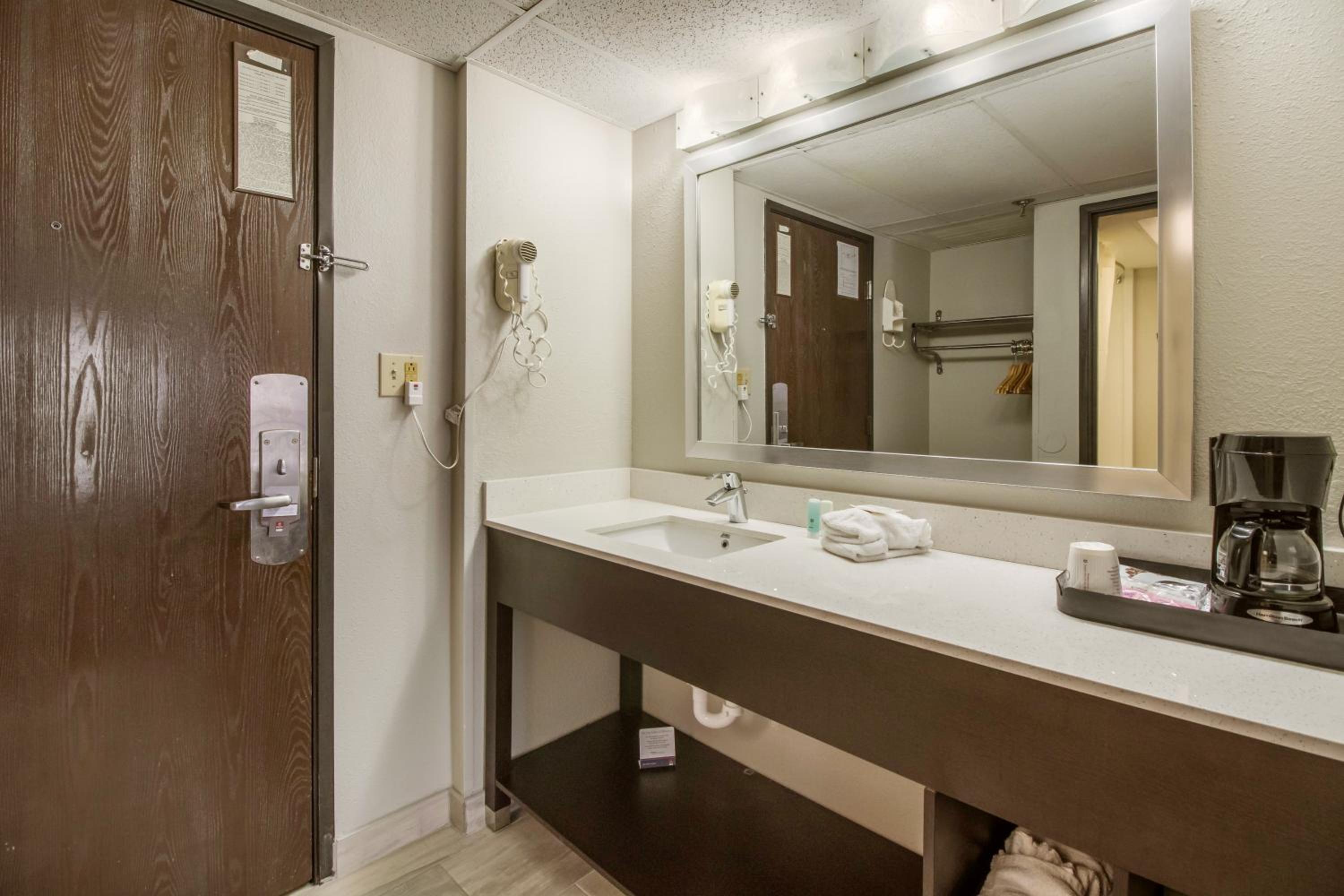 King Room - Non-Smoking - Photo 4