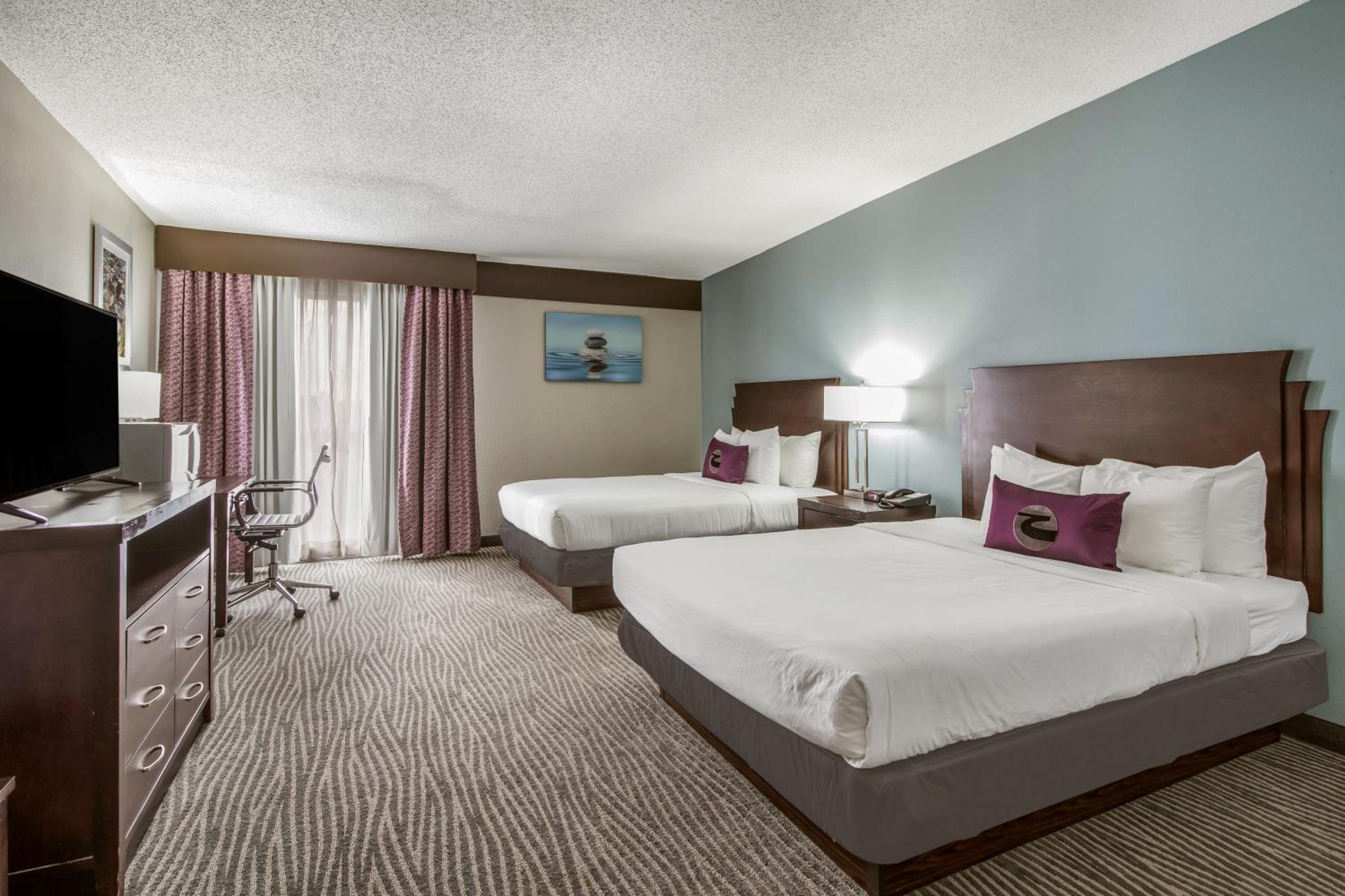 Queen Room with Two Queen Beds - Non-Smoking - Photo 10
