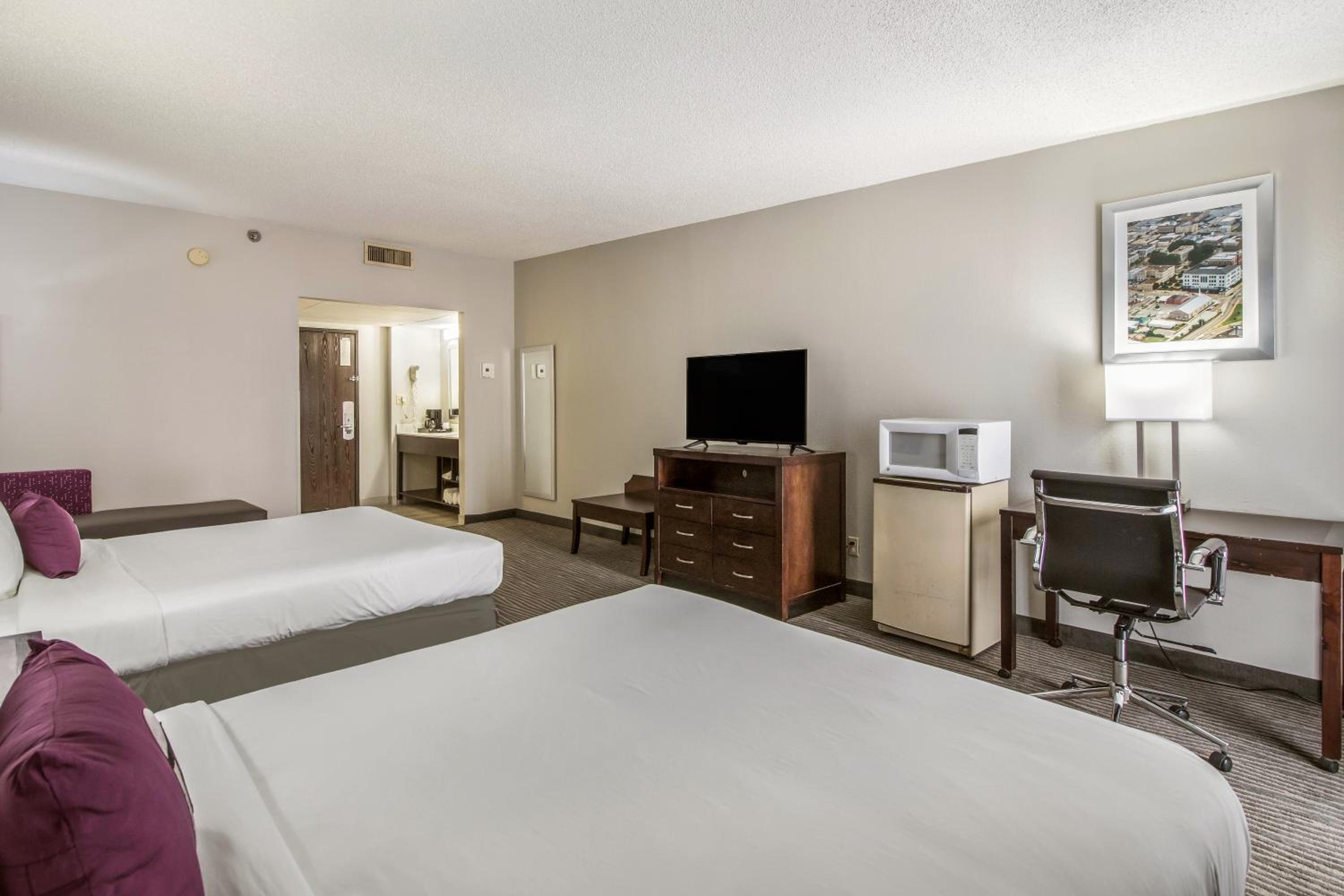 Queen Room with Two Queen Beds - Non-Smoking - Photo 11