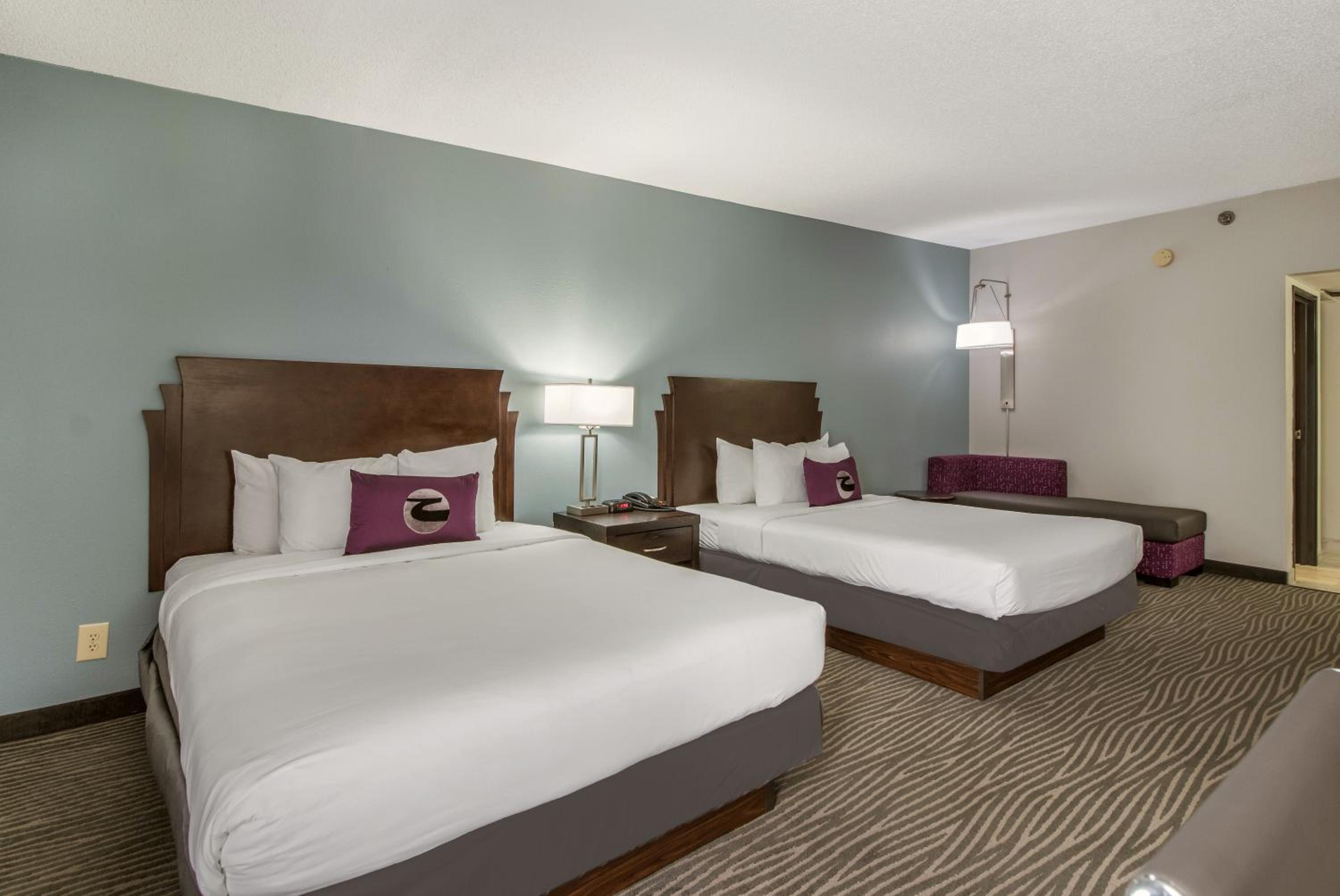 Queen Room with Two Queen Beds - Non-Smoking - Photo 9