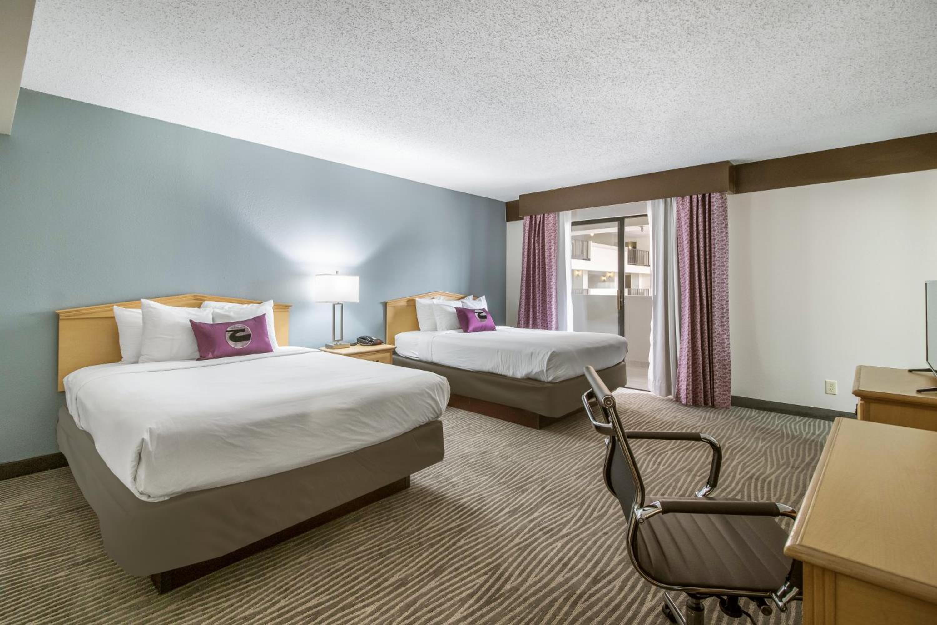Queen Suite with Two Queen Beds - Photo 9