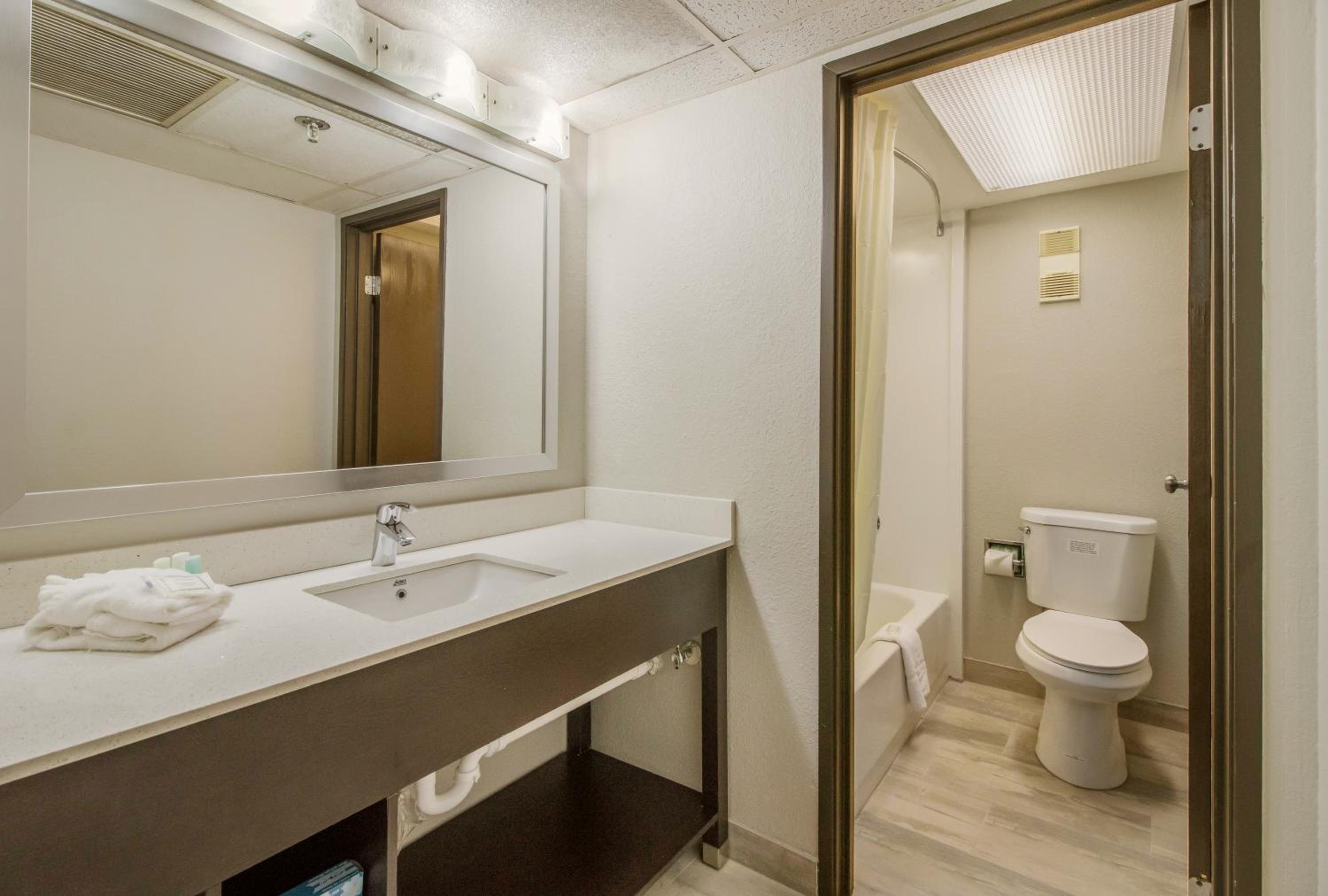 King Room - Non-Smoking - Photo 2