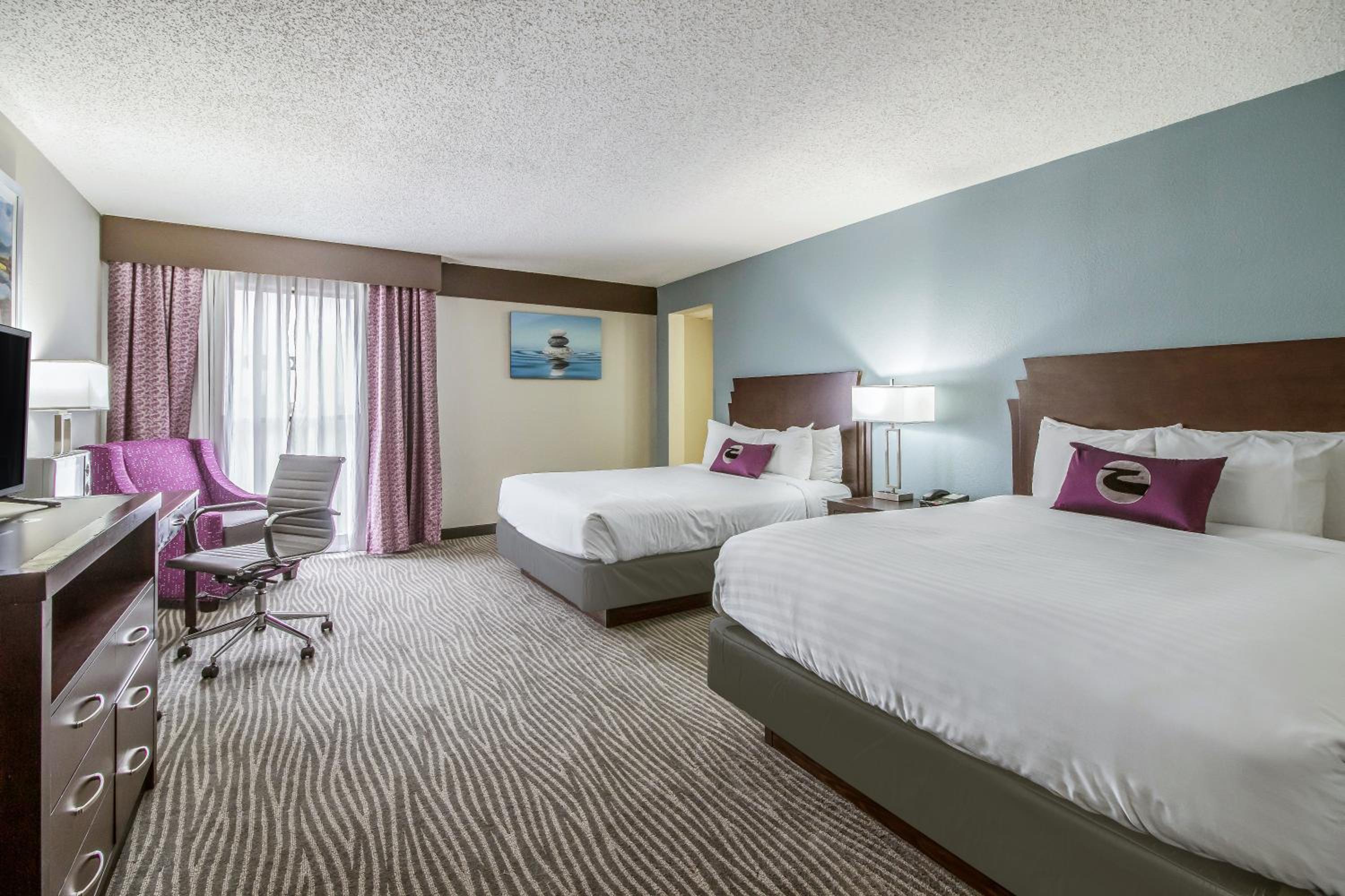 Queen Room with Two Queen Beds - Non-Smoking - Photo 5