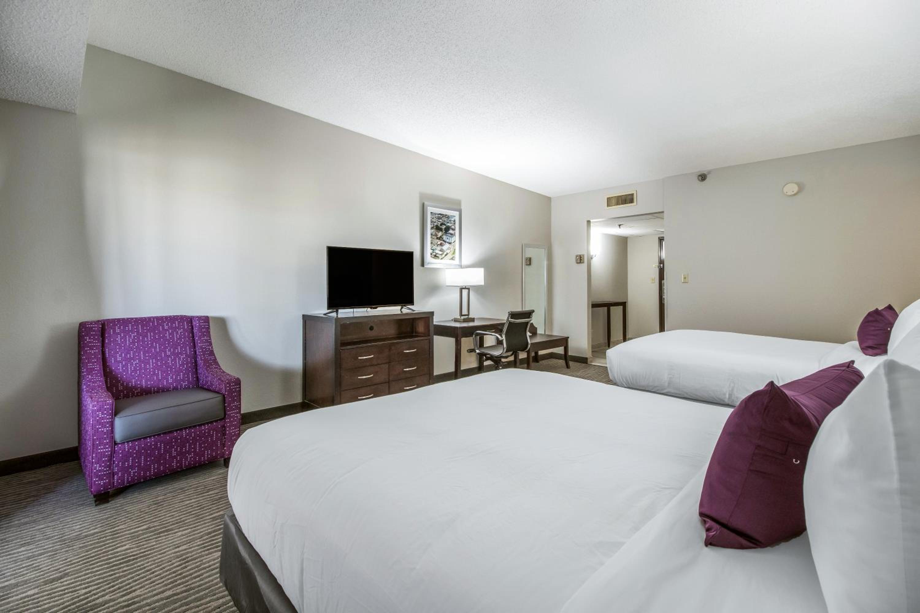 Queen Room with Two Queen Beds - Non-Smoking - Photo 6