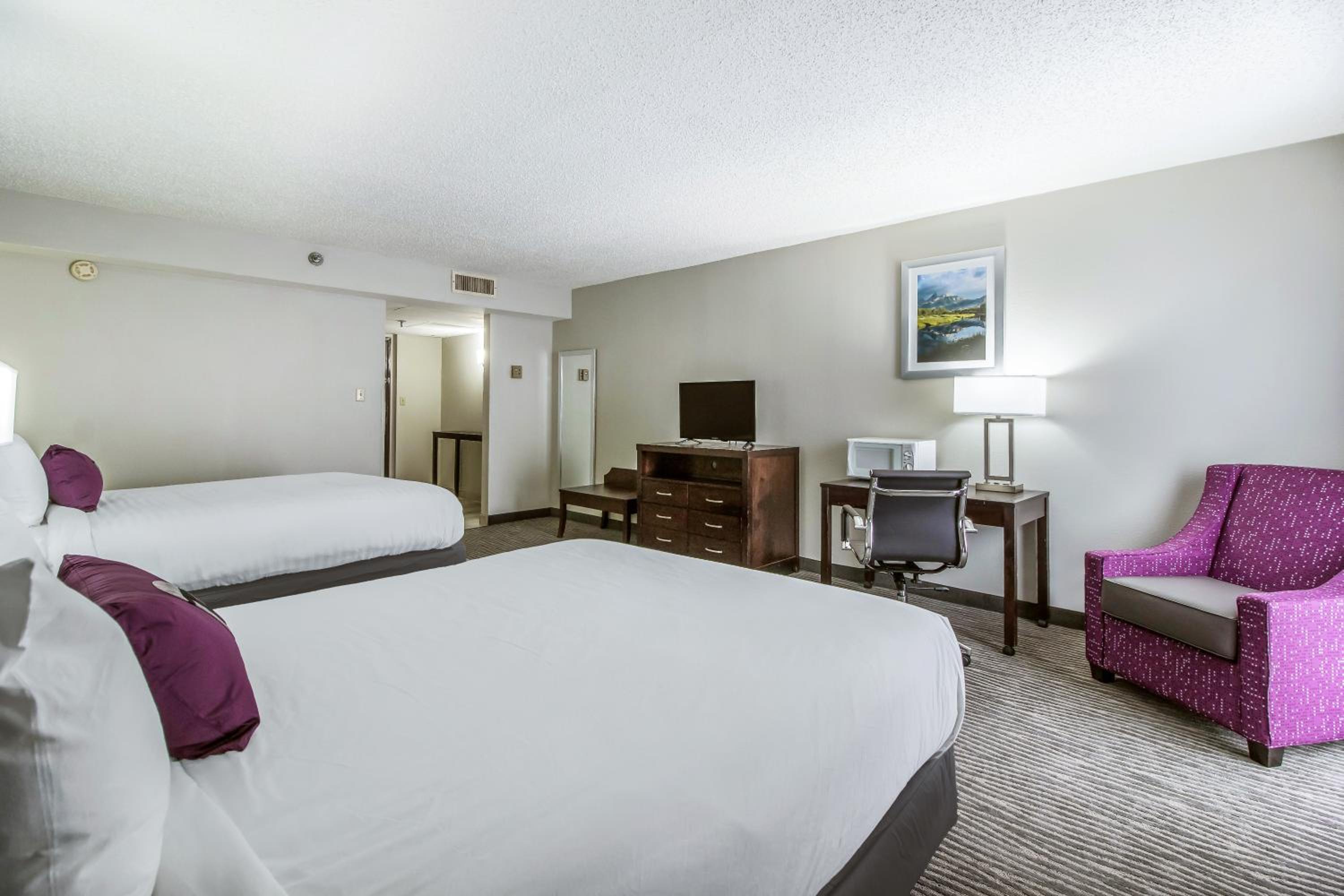 Queen Room with Two Queen Beds - Non-Smoking - Photo 8