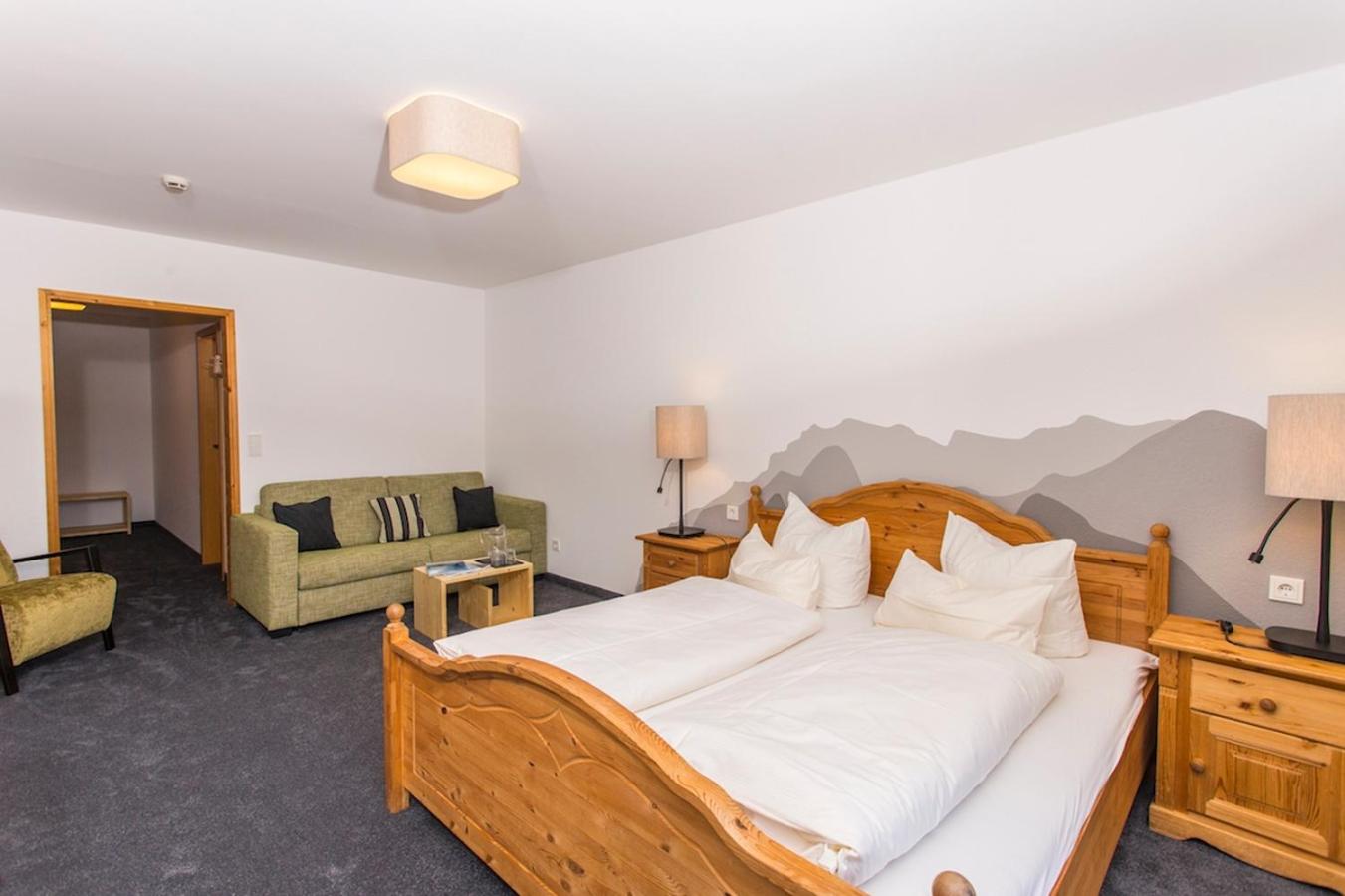 Double Room with Balcony - Photo 4