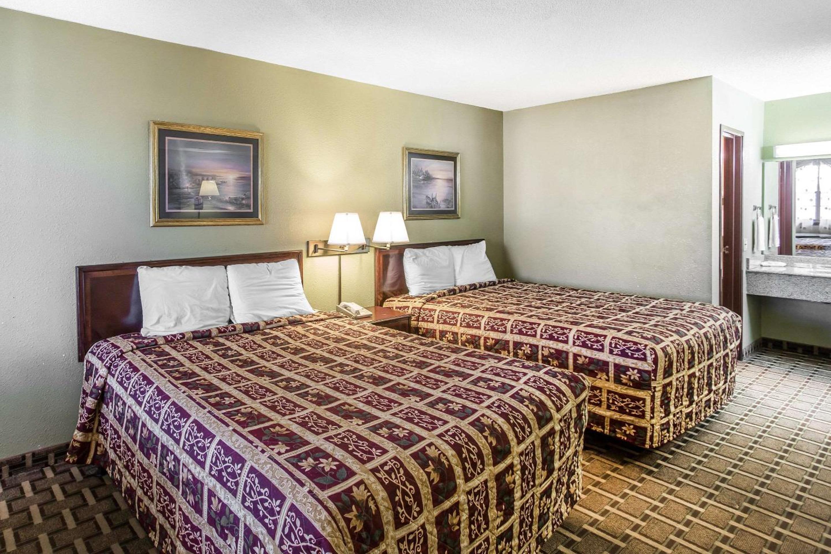 Queen Room with Two Queen Beds - Non-Smoking - Photo 1