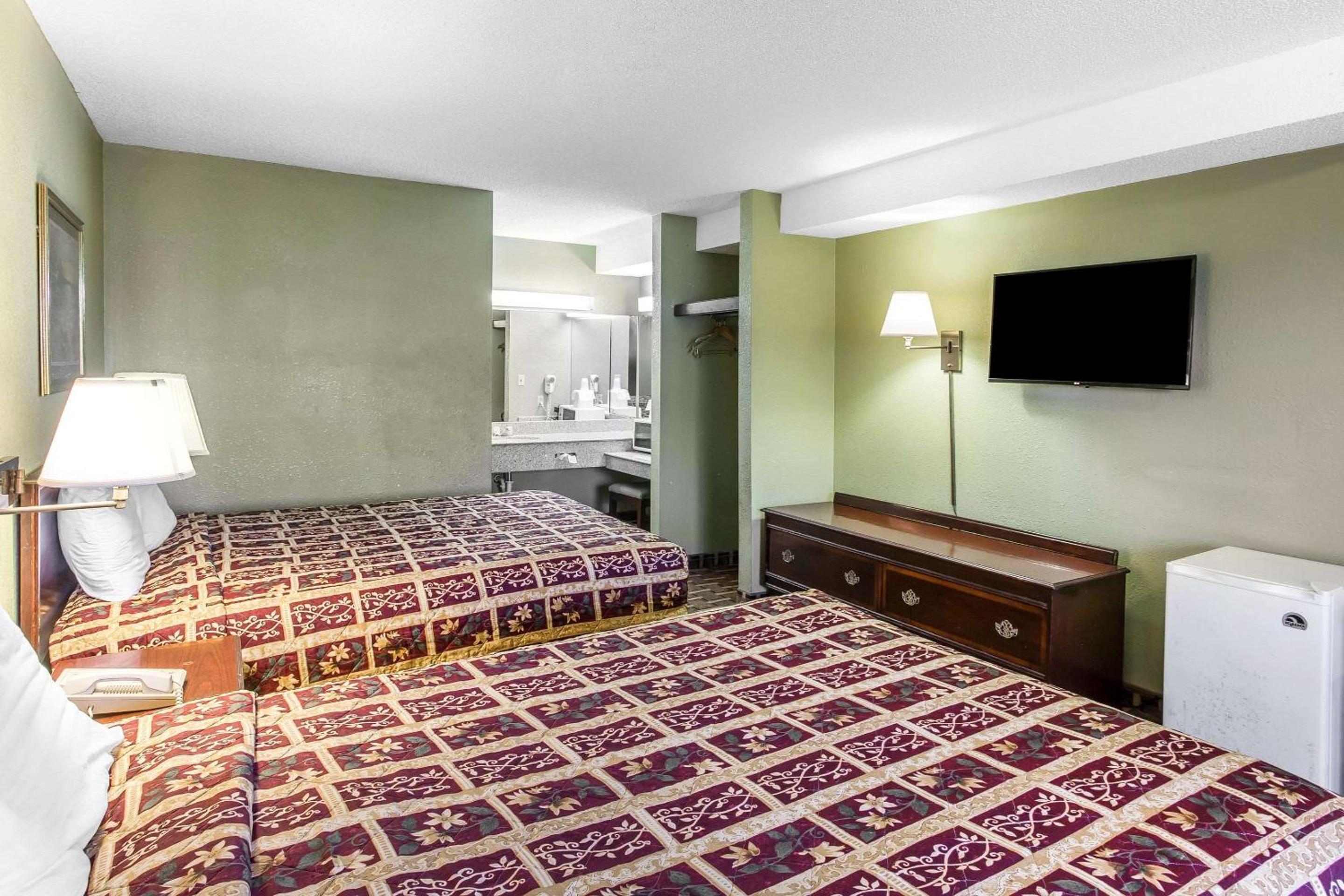 Queen Room with Two Queen Beds - Non-Smoking - Photo 2