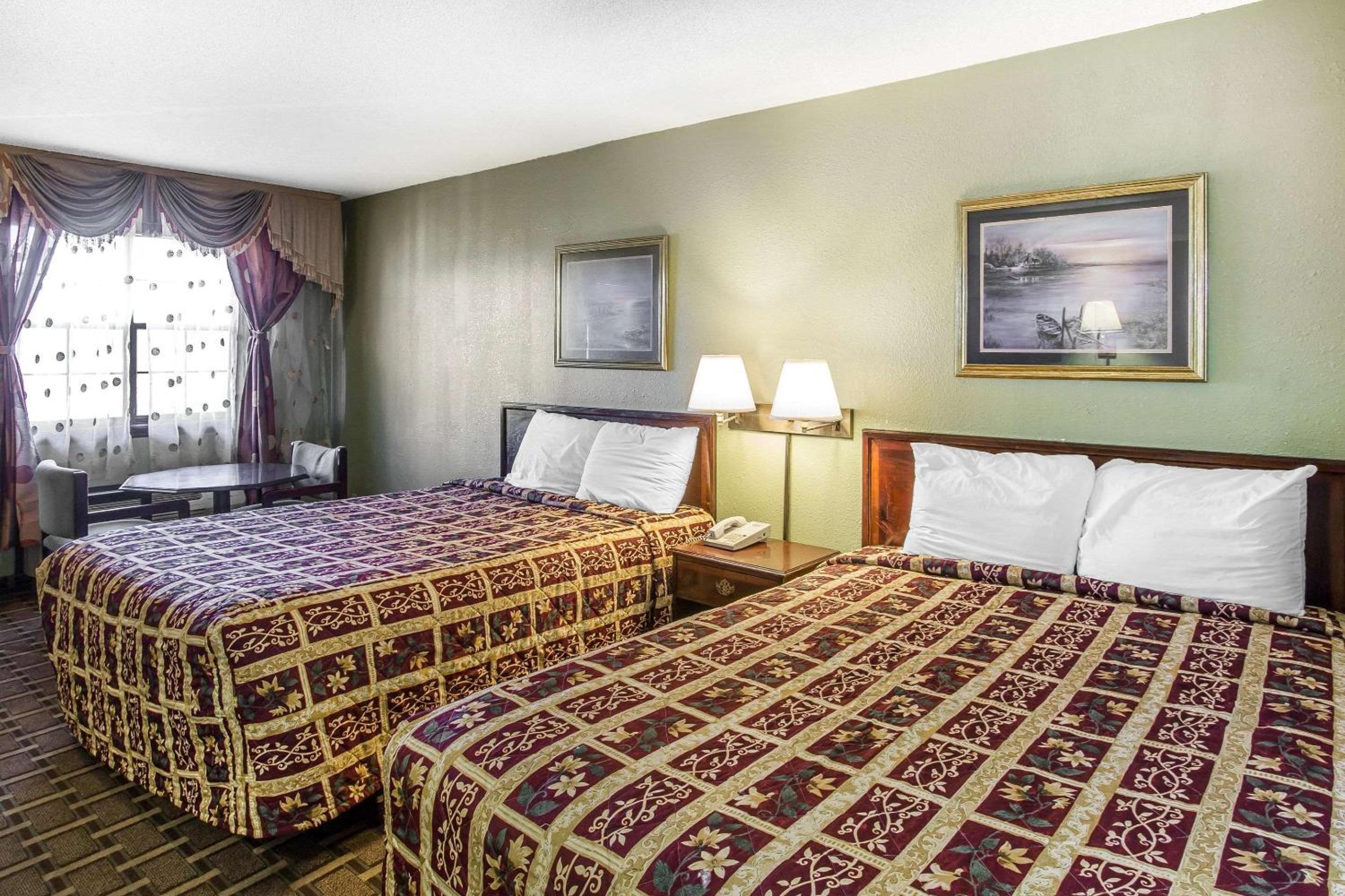 Queen Room with Two Queen Beds - Non-Smoking - Photo 4