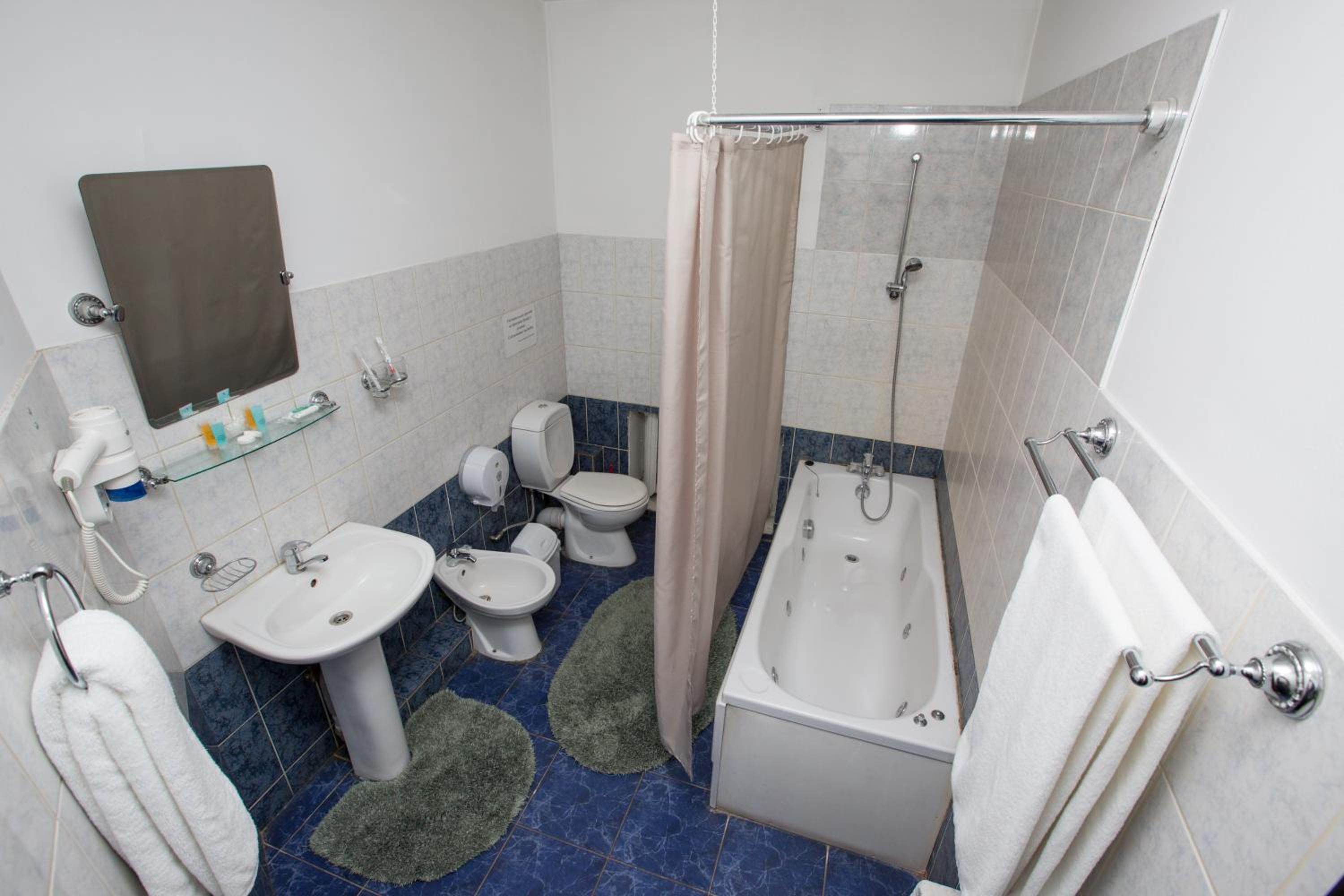 Suite - Photo 13