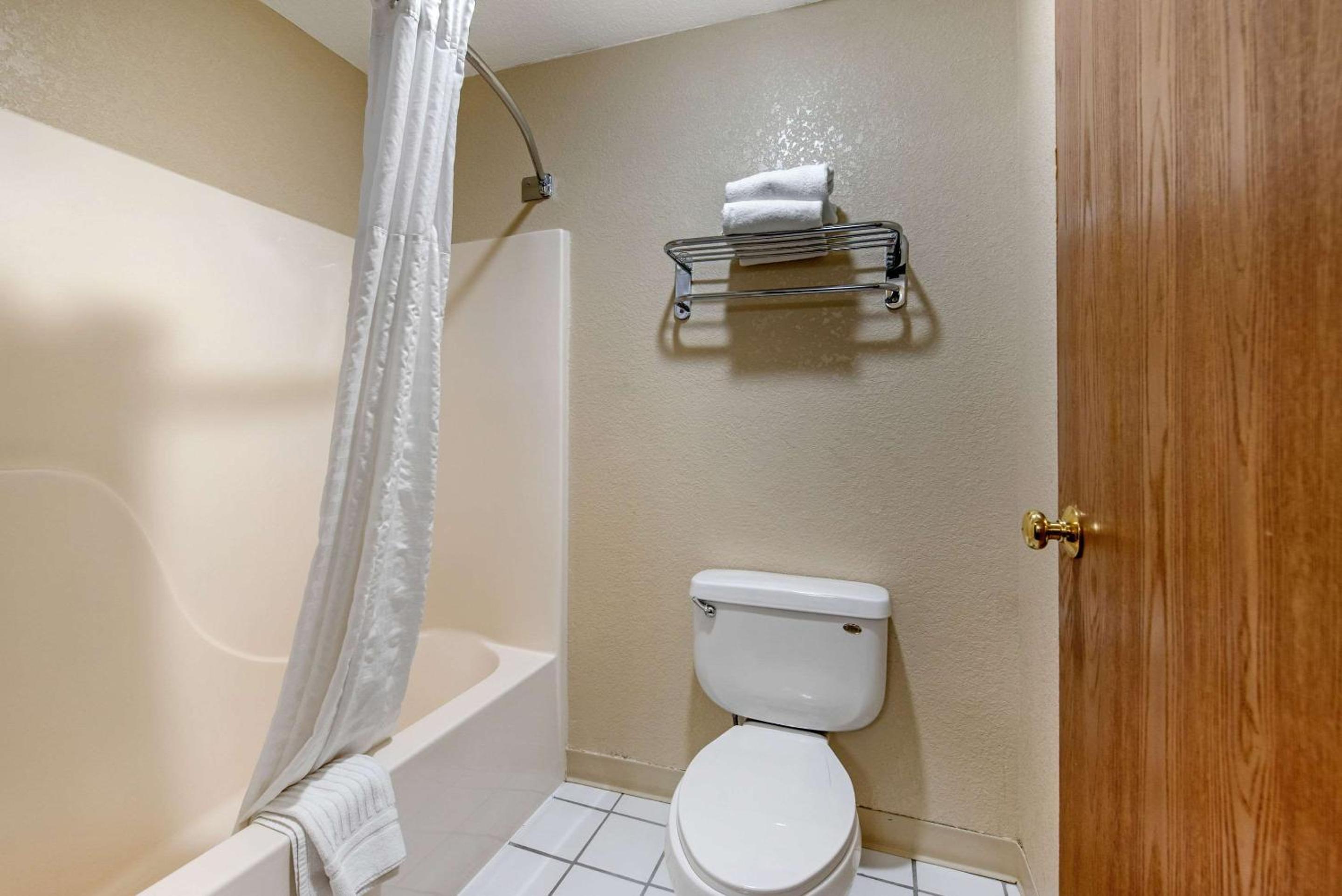 King Room - Non-Smoking - Photo 3