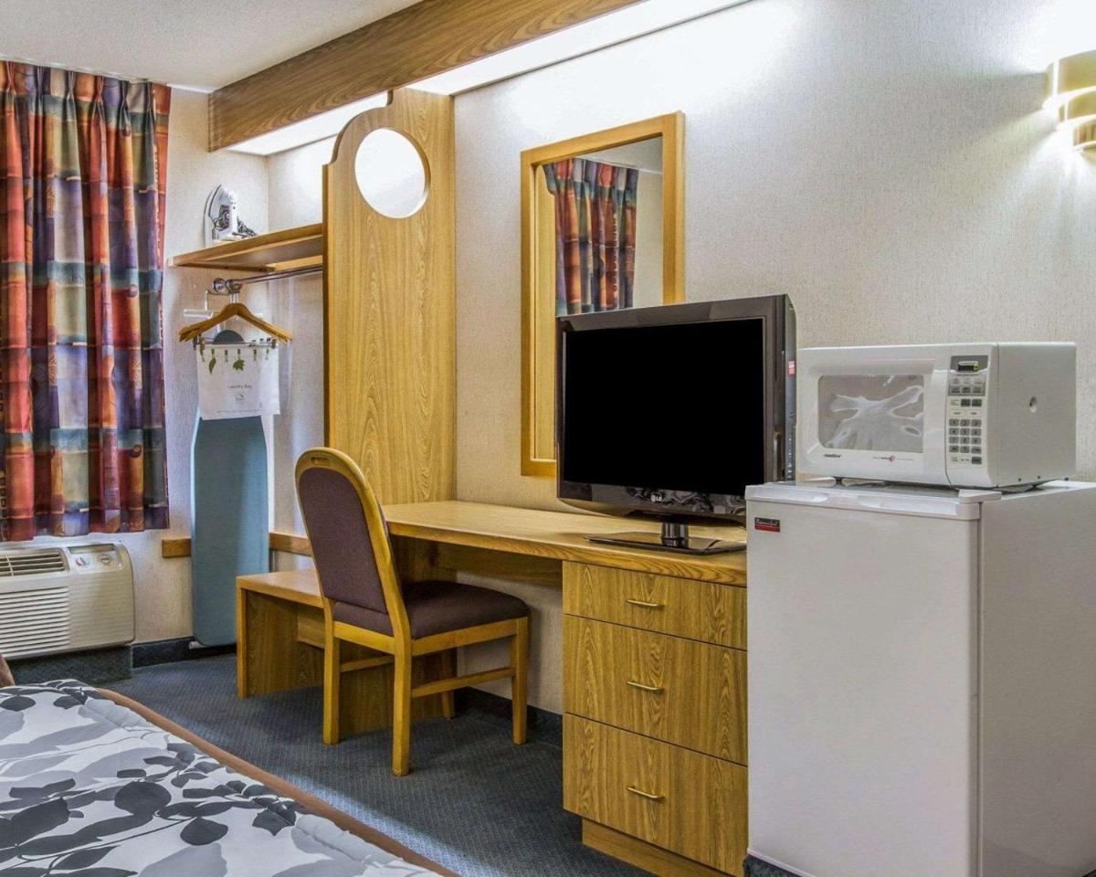 Queen Room with Two Queen Beds - Non-Smoking - Photo 2