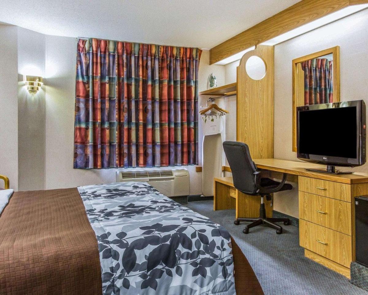 King Room - Non-Smoking - Photo 3