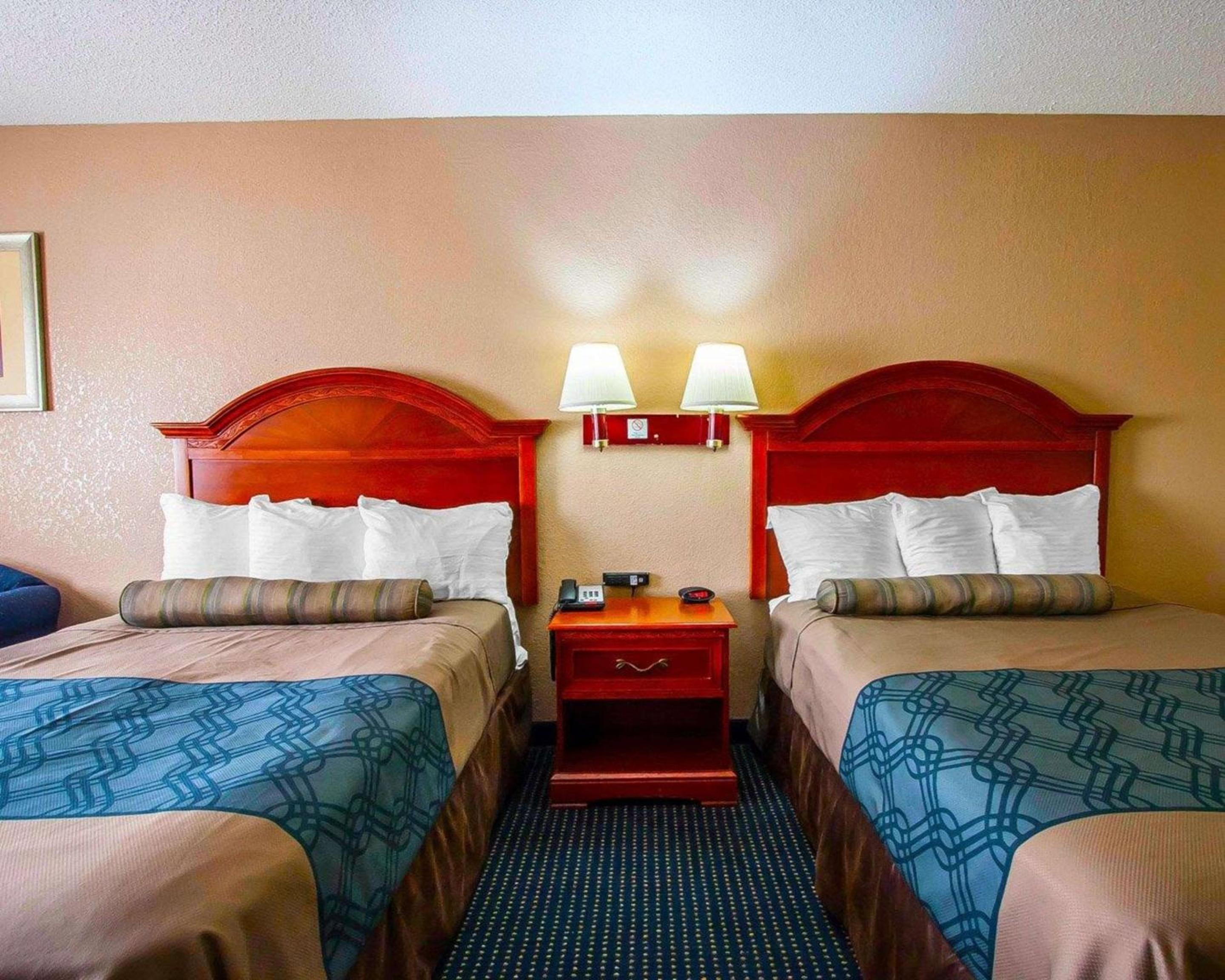 Queen Room with Two Queen Beds - Smoking - Photo 2