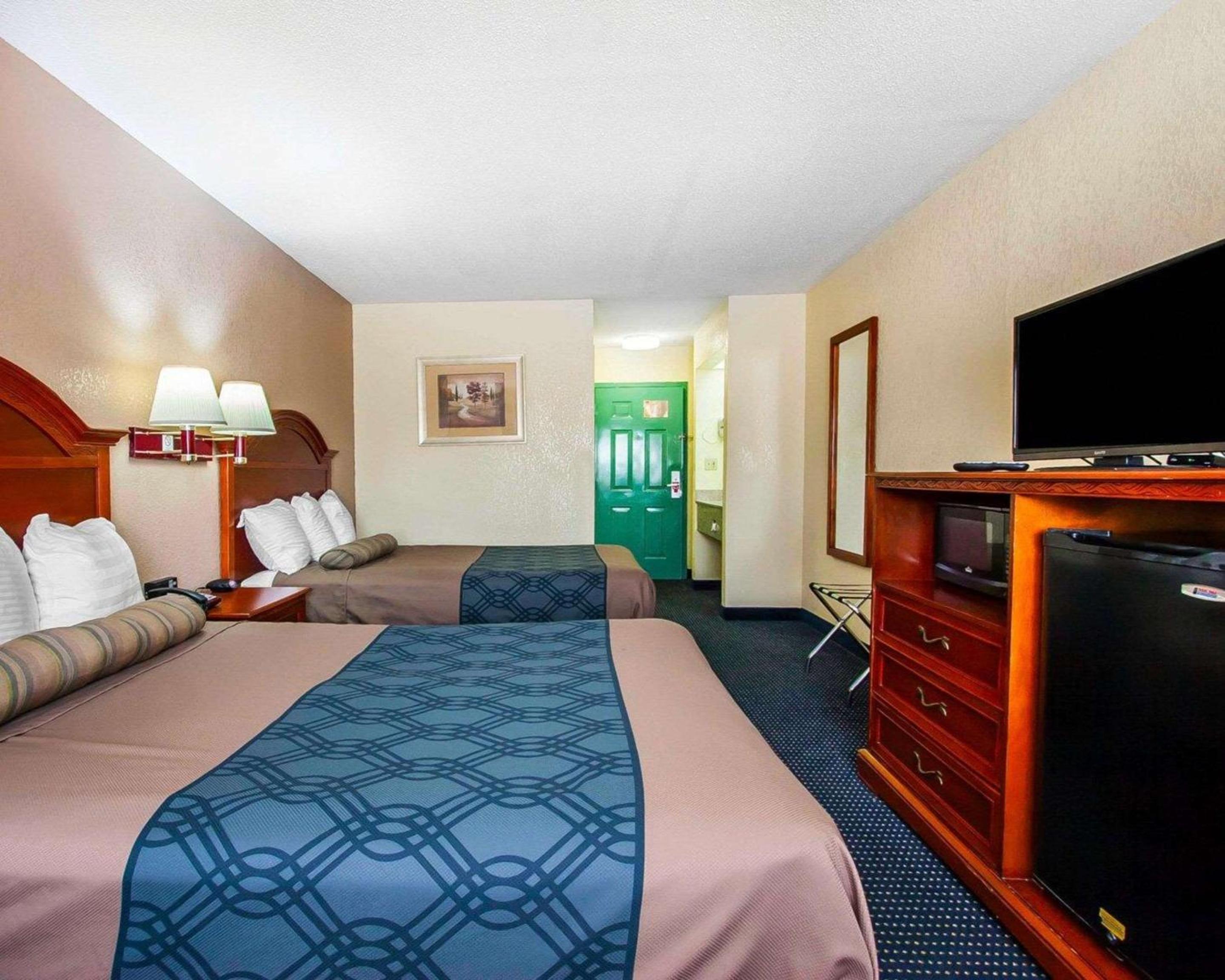 Queen Room with Two Queen Beds - Smoking - Photo 5