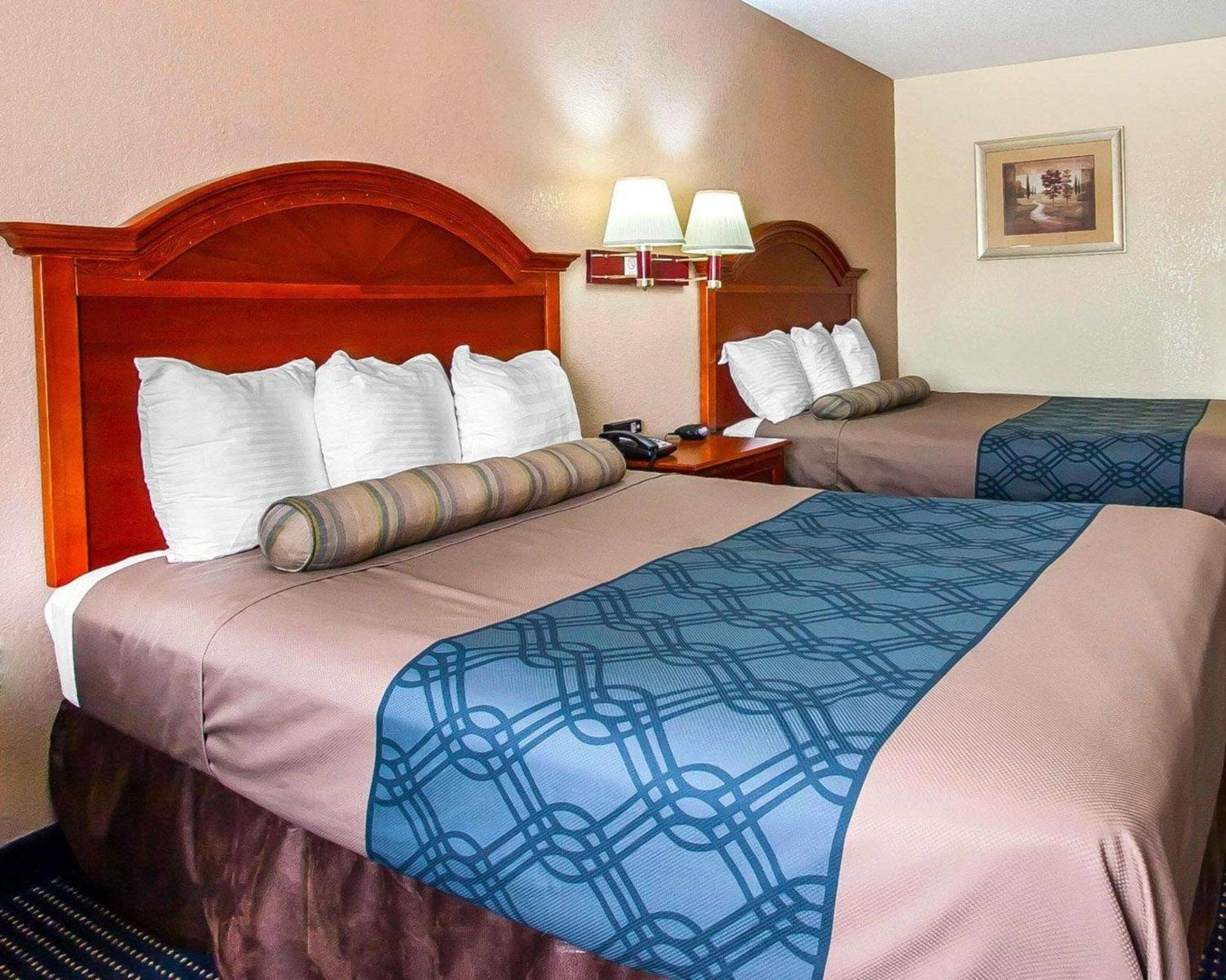 Queen Room with Two Queen Beds - Smoking - Photo 4
