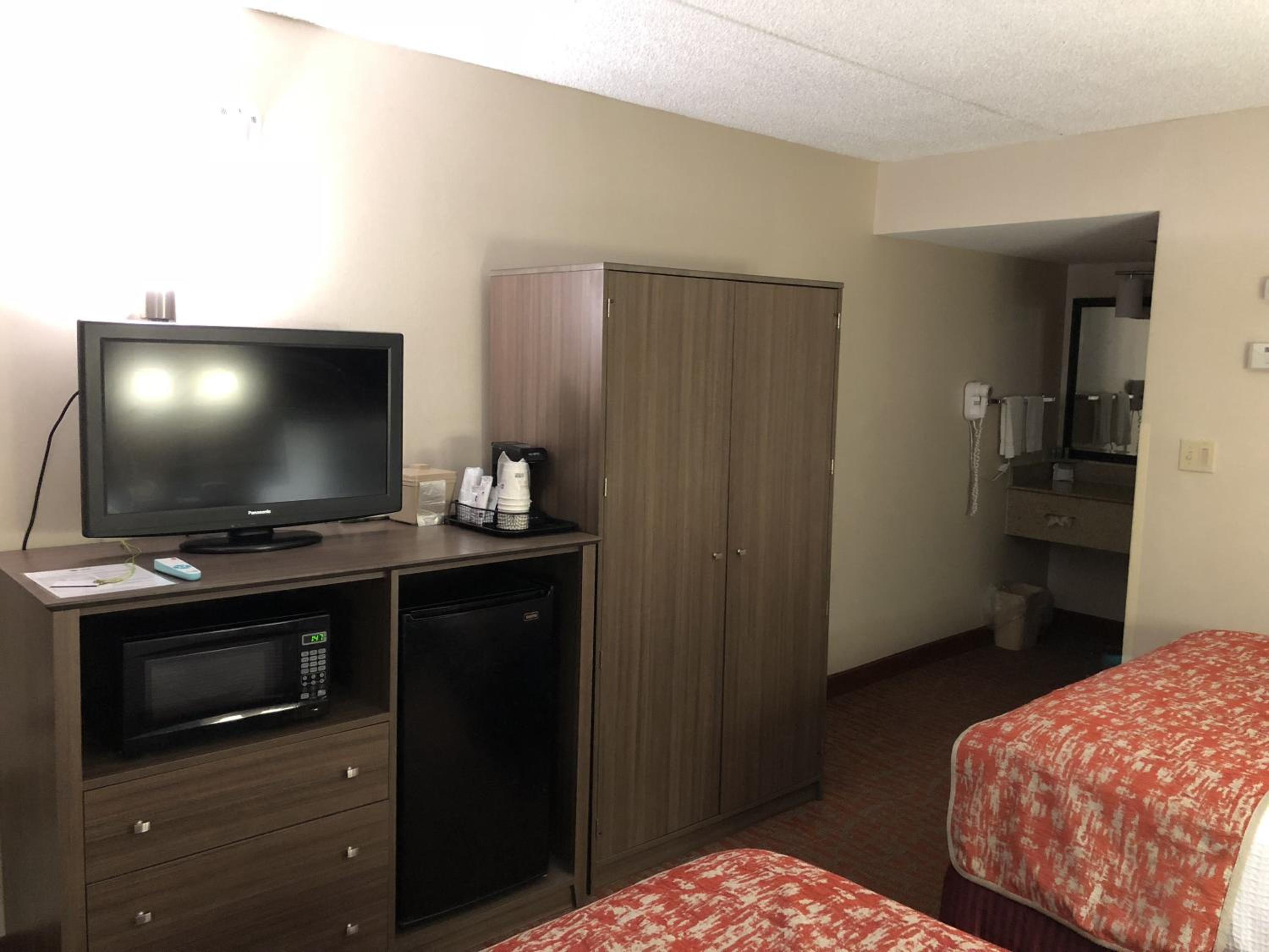 Queen Room with Two Queen Beds - Photo 4