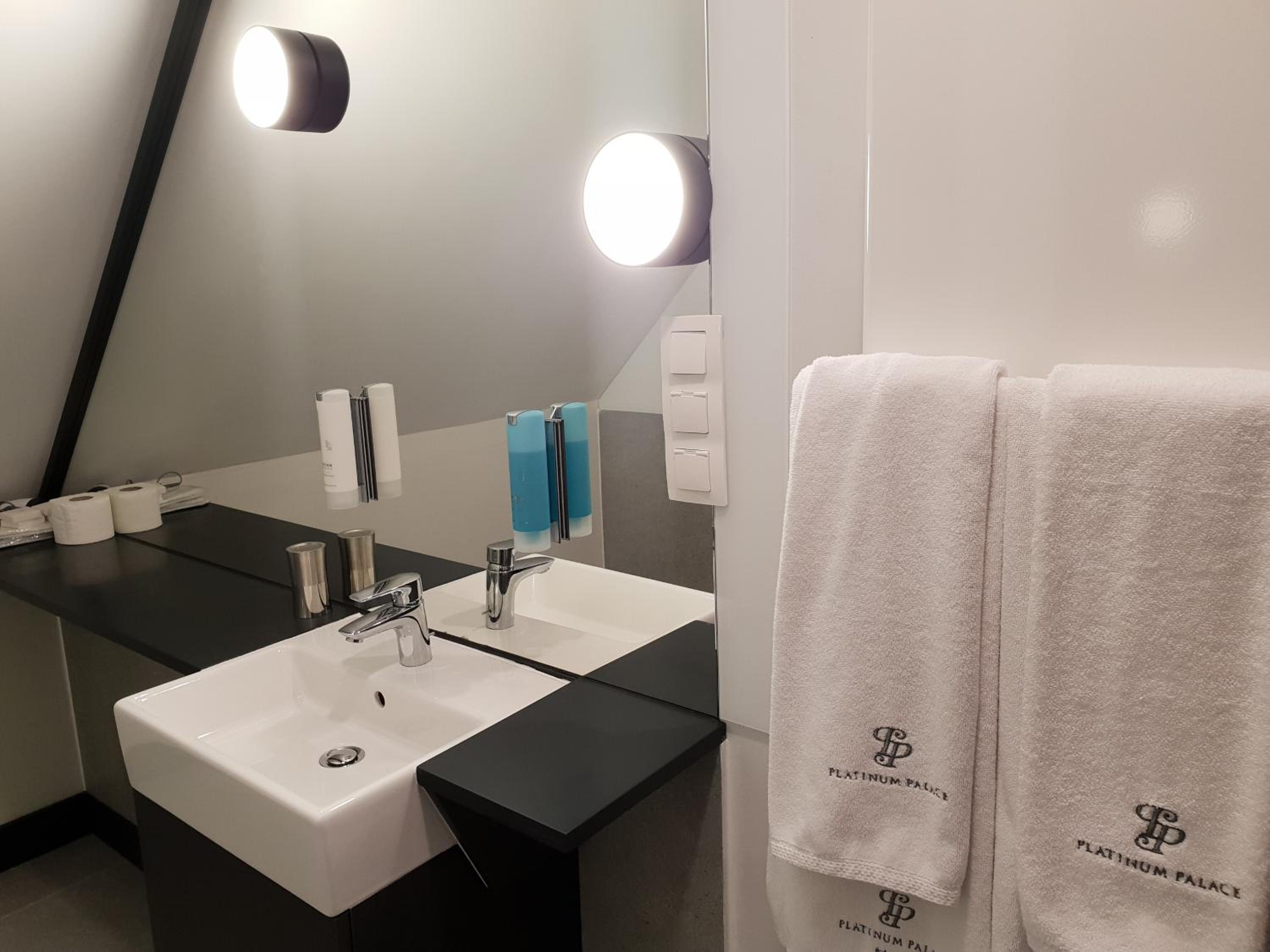 Deluxe Double Room - Photo 13