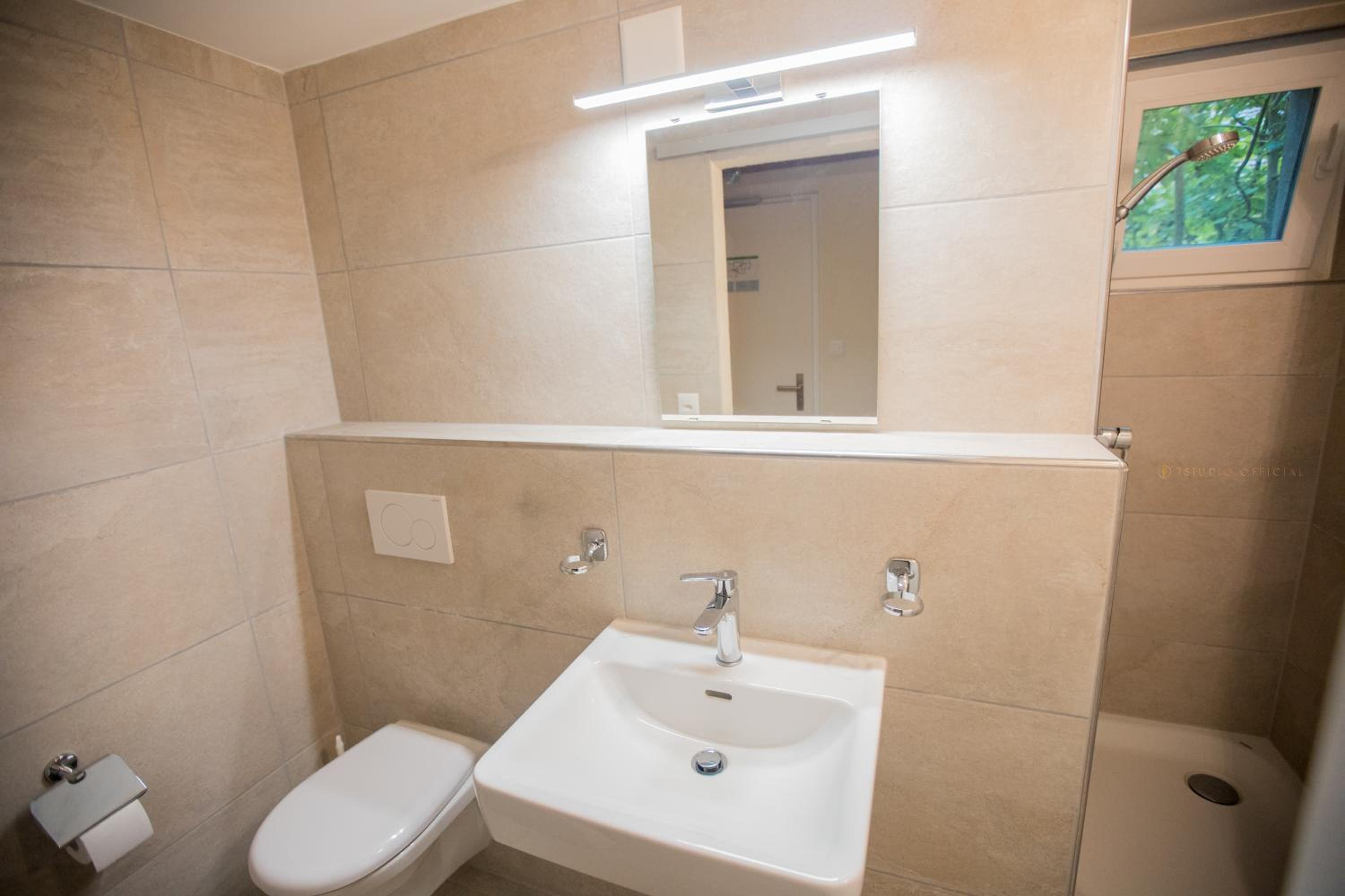 Deluxe Double Room with Balcony and Lake View - Photo 6