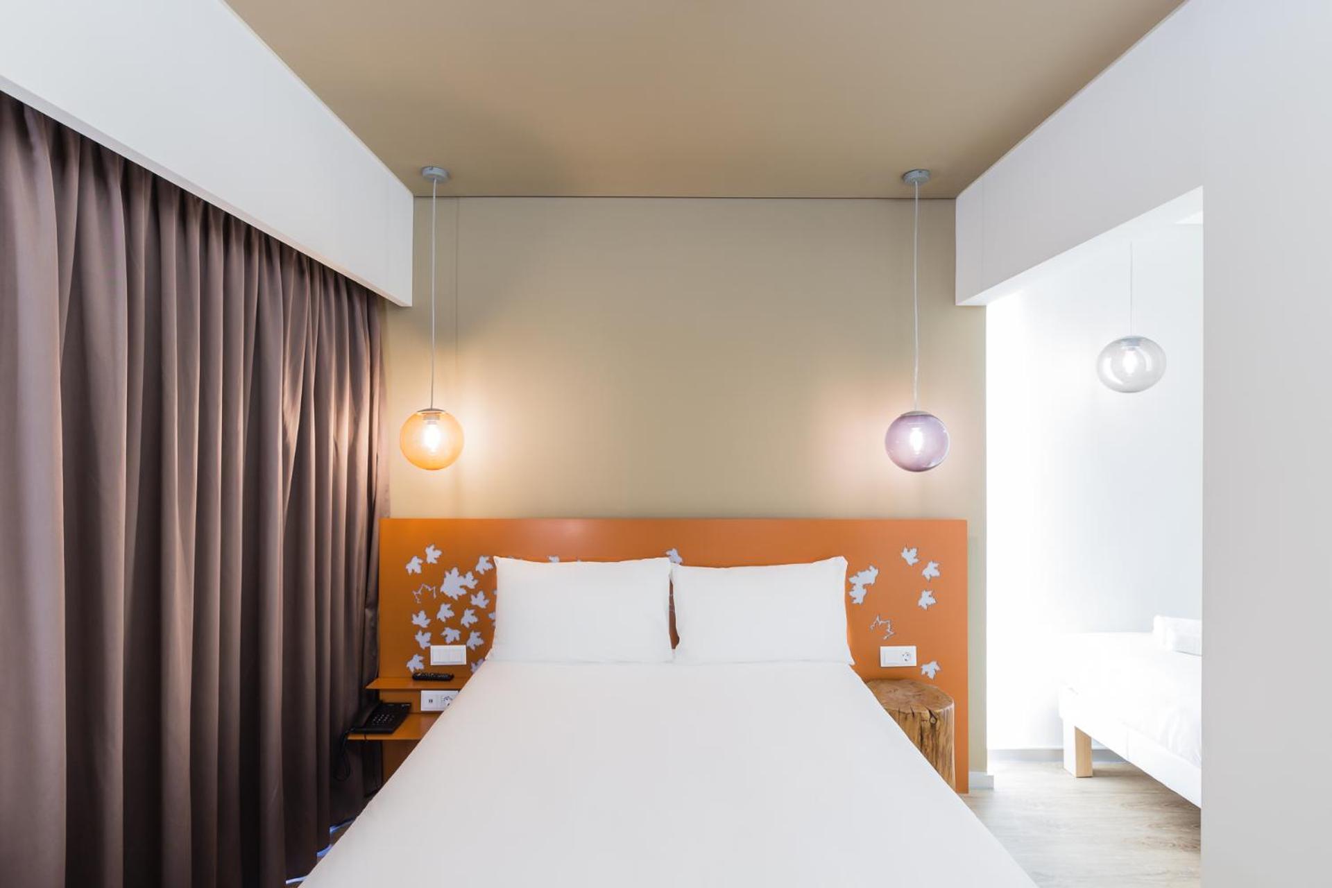 Superior Room with One Queen Bed and One Single Bed - Photo 6