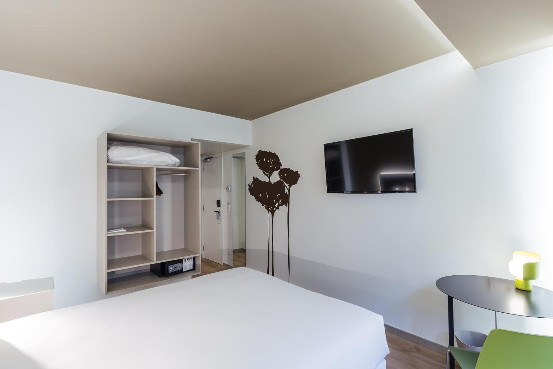 Standard Queen Room - Photo 6