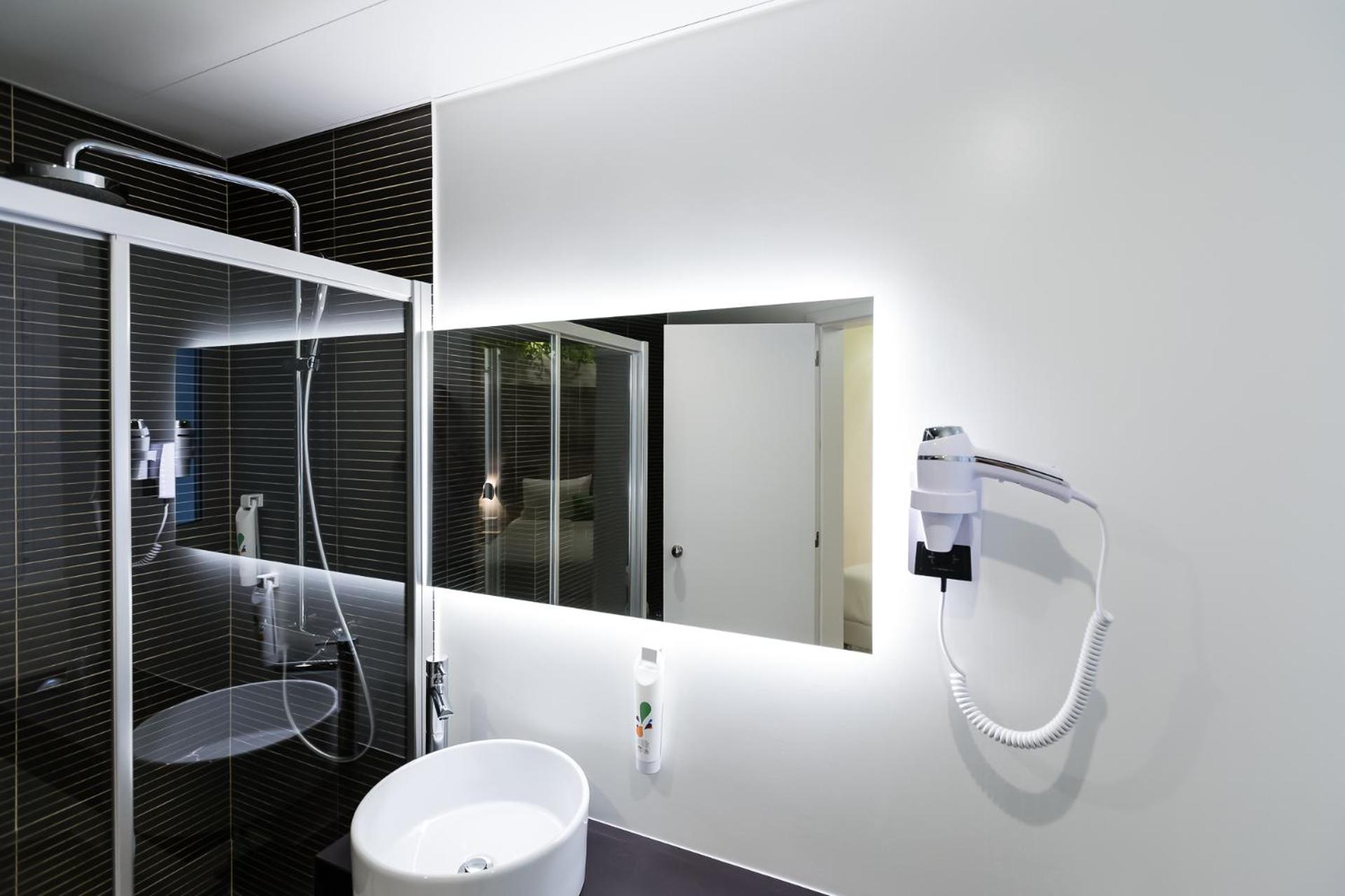 Superior Room with One Queen Bed and One Single Bed - Photo 8