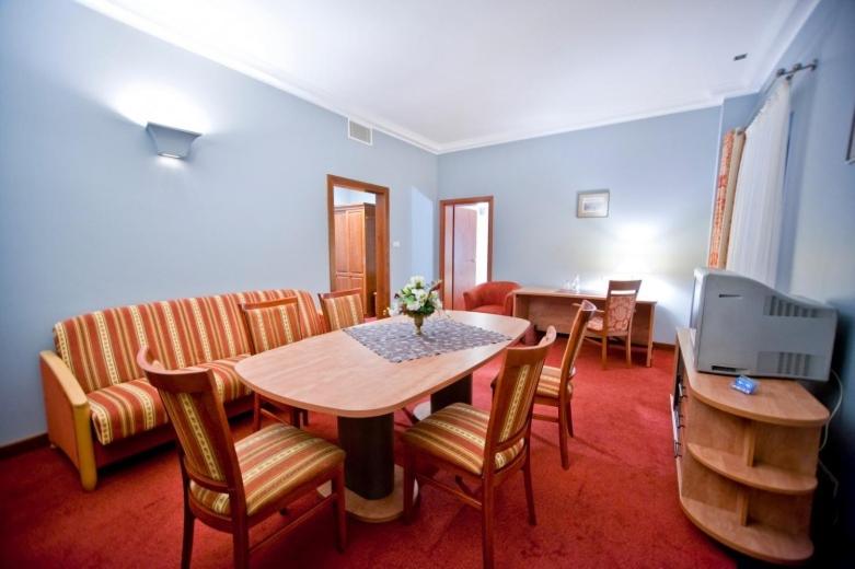 One-Bedroom Apartment - Photo 2