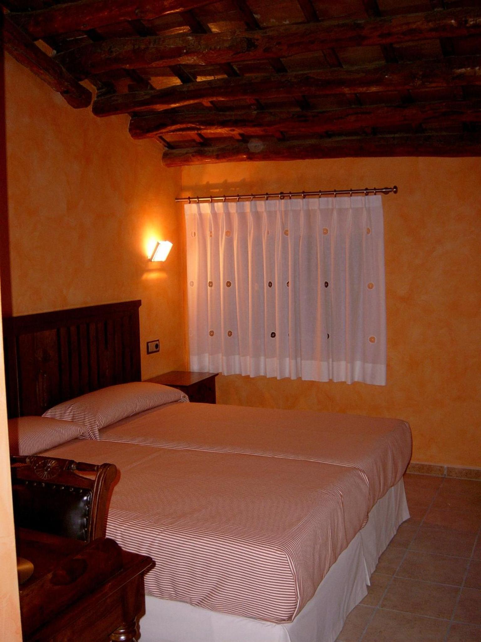 Twin Room - Photo 3