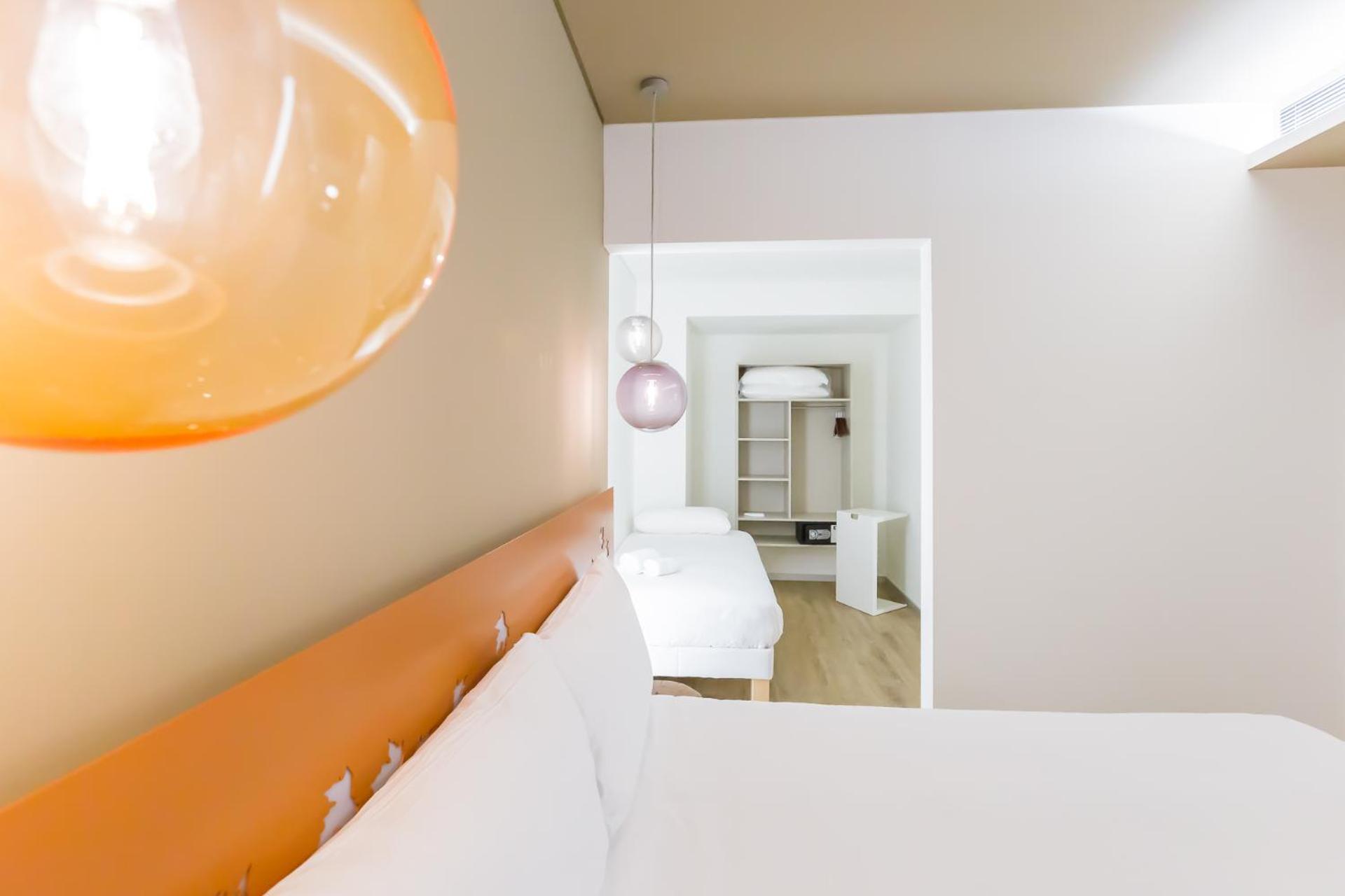 Superior Room with One Queen Bed and One Single Bed - Photo 4