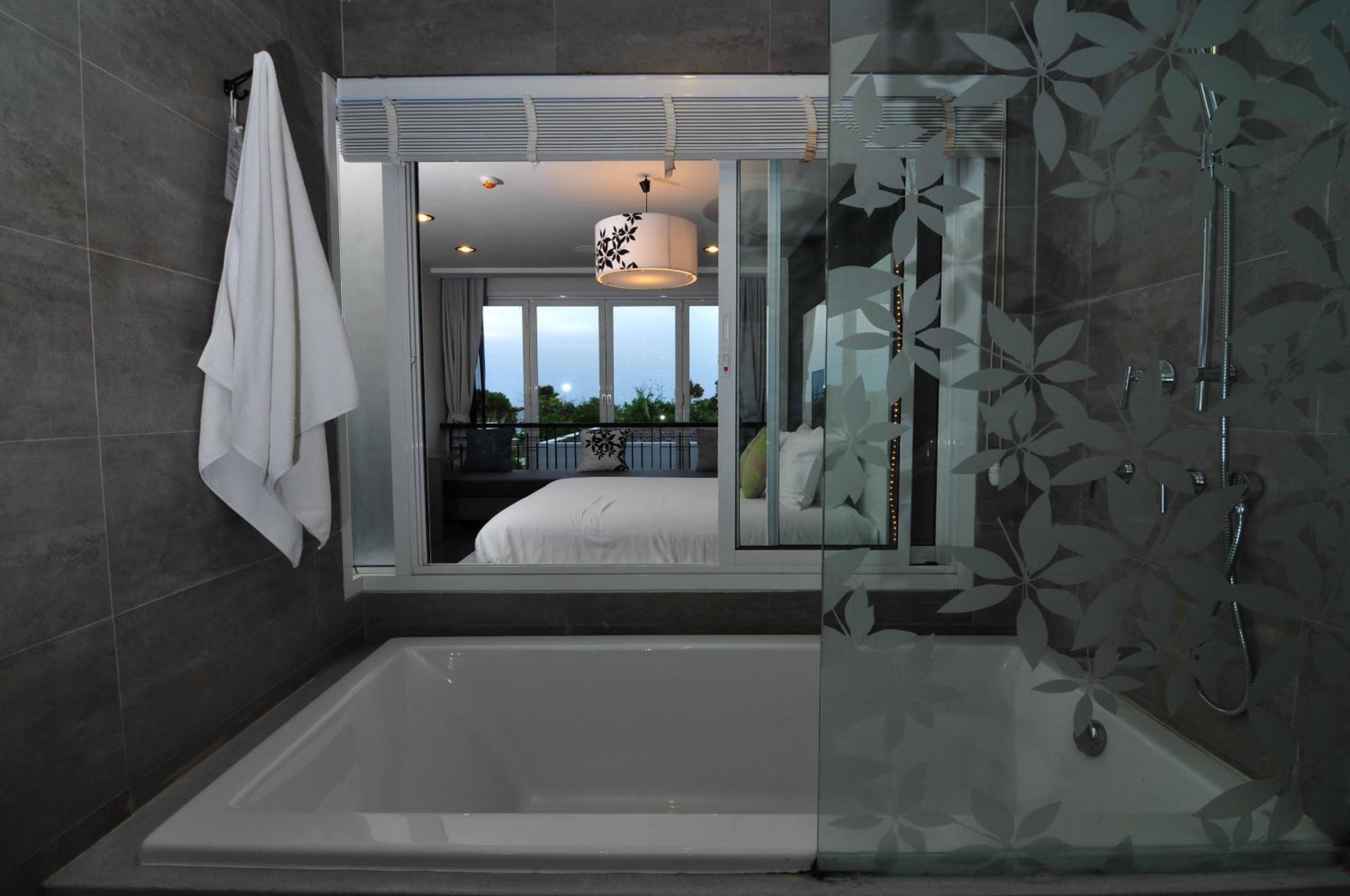 Superior Double Room with Seaview (Partial) - Photo 4
